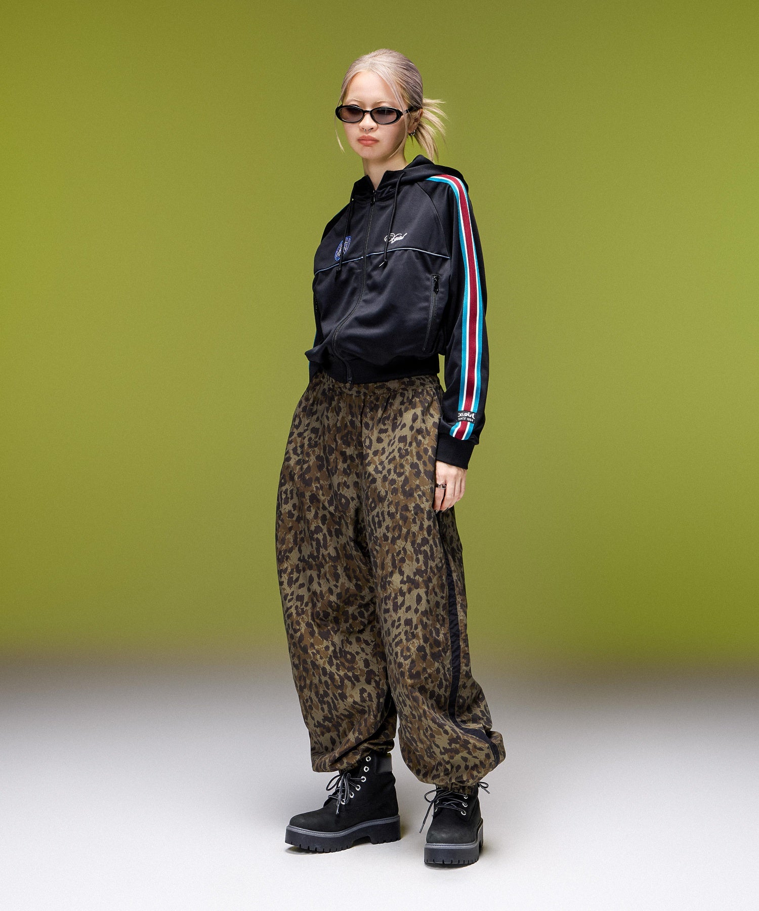 FACE LABEL LOOSE FIT TRAINING PANTS