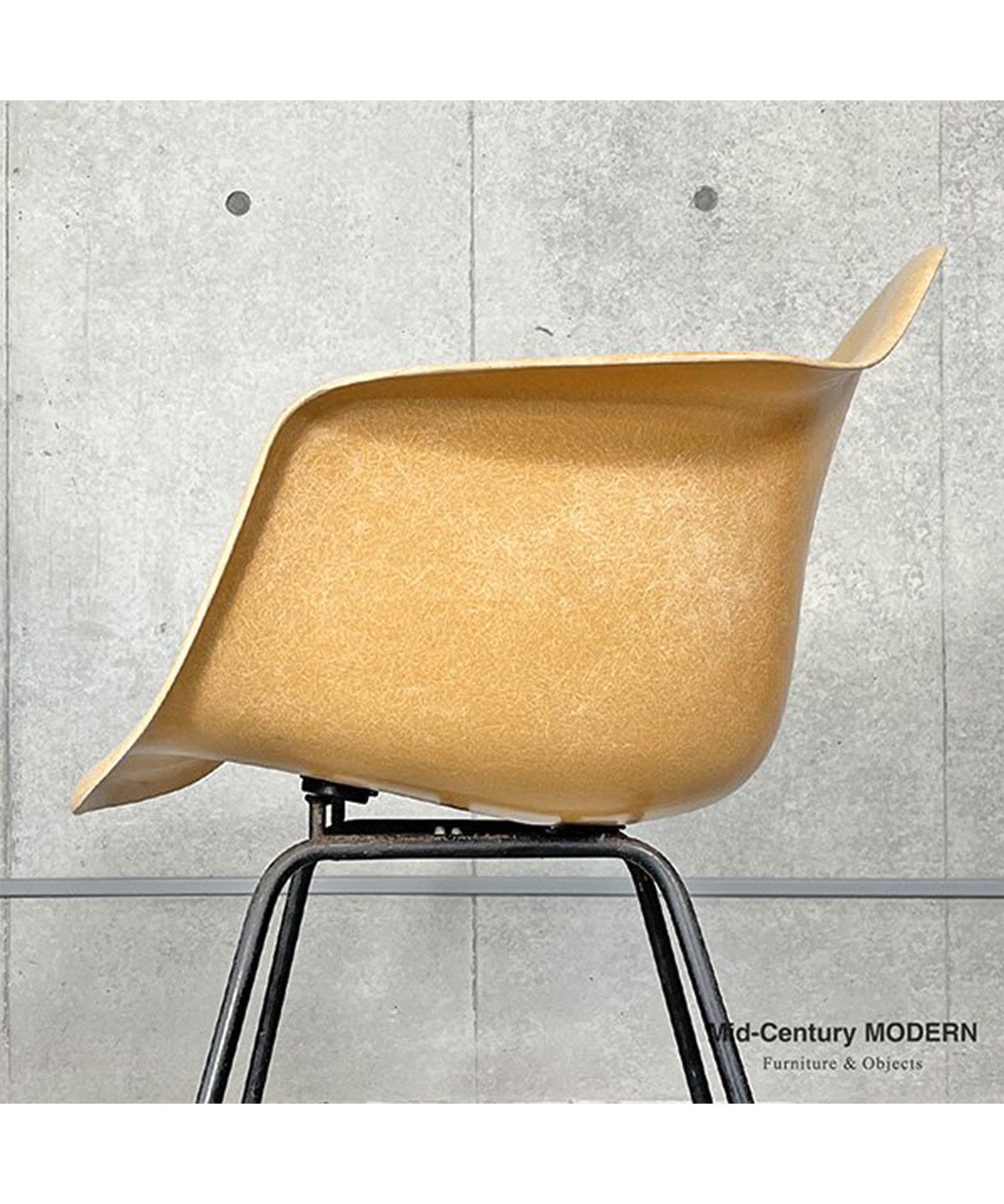 HermanMiller Arm Shell / Ochre Light