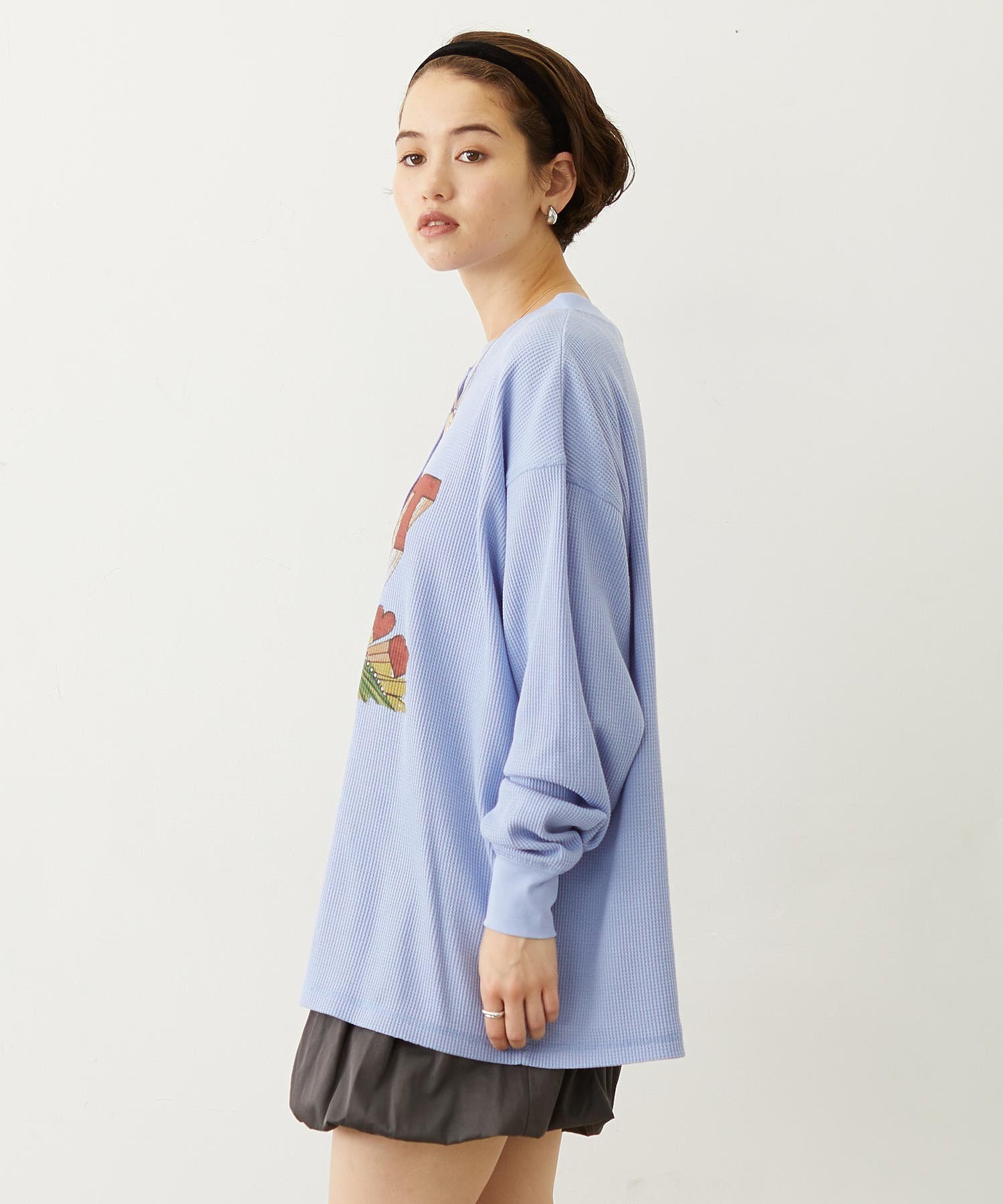 HENLEY NECK GRAPHIC L/S TOP
