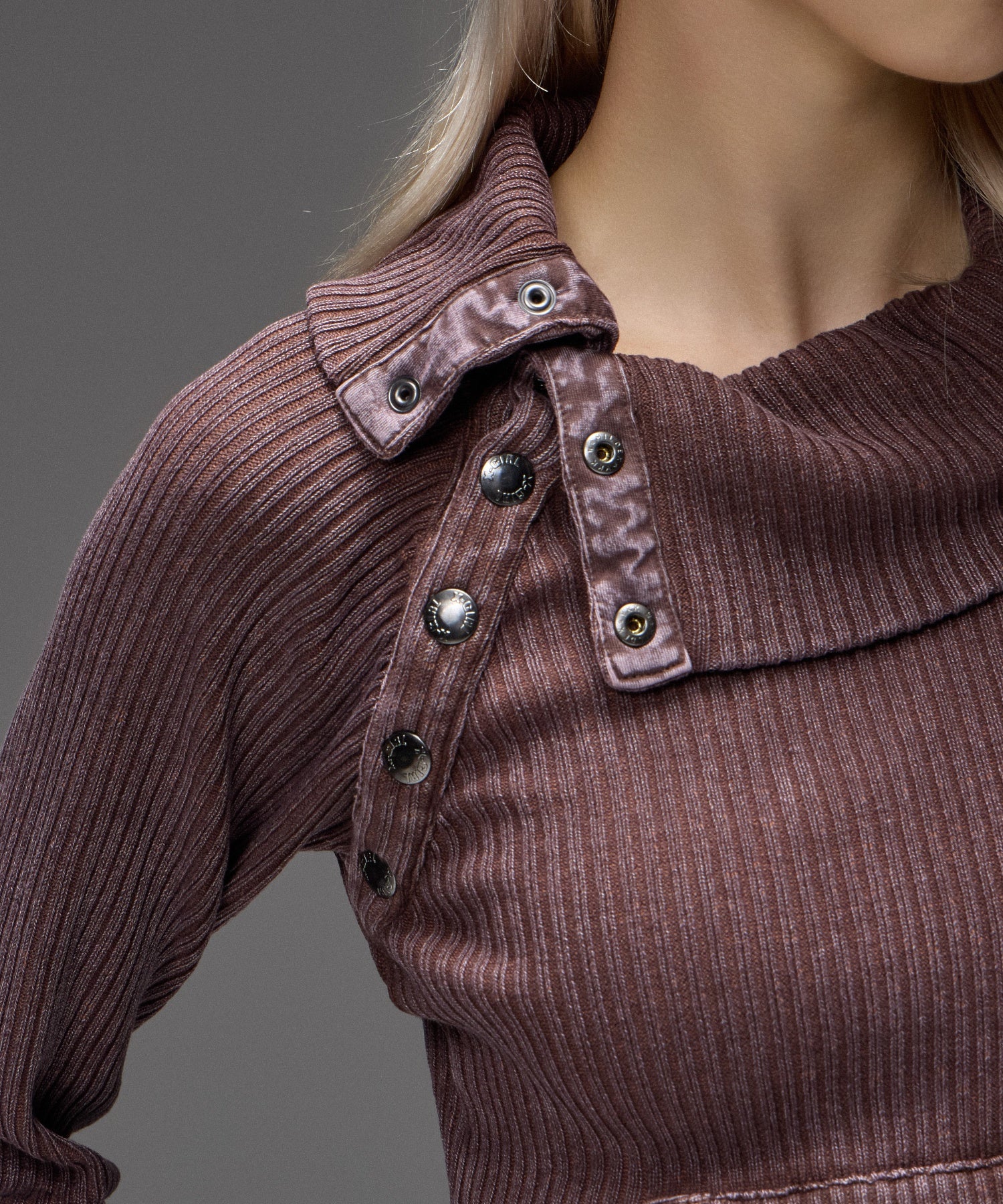 DEFORMED NECK FADED RIB TOP
