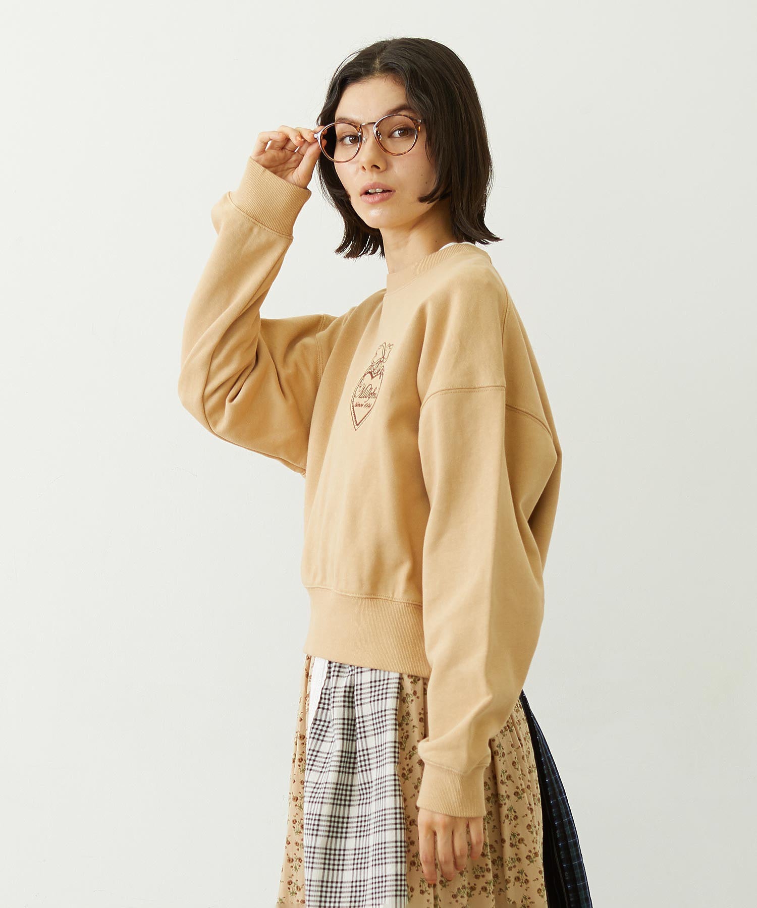 HEART RIBBON EMBLEM SHORT CREW SWEAT