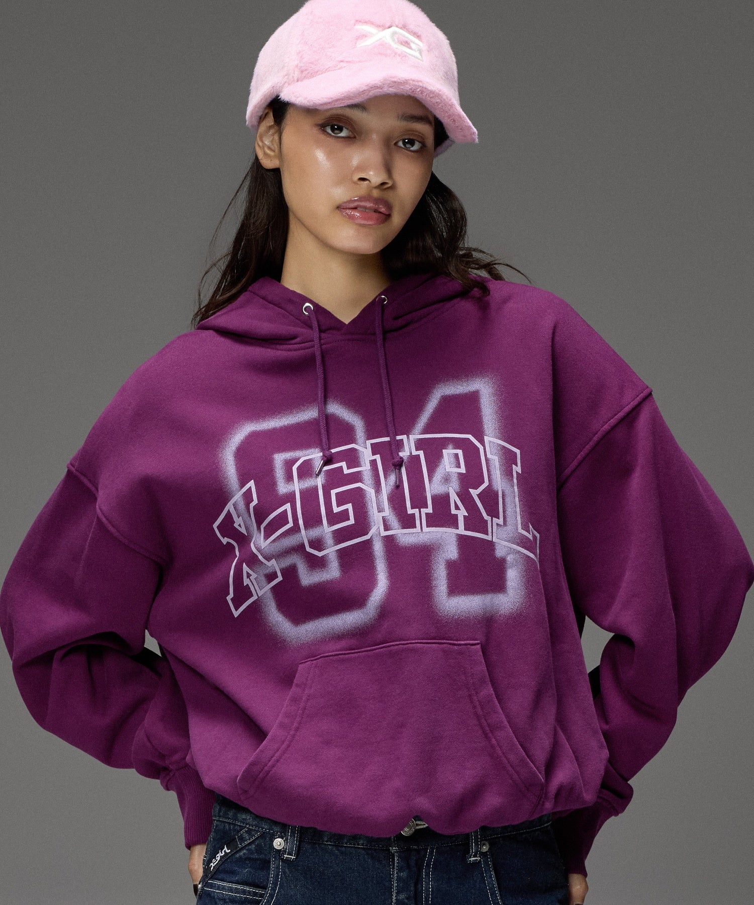 FLOCKED SPRAY LOGO BALLOON HEM SWEAT HOODIE