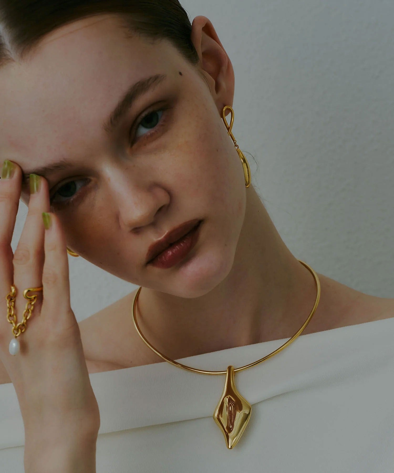 loni/LEAF PLATE CHOKER