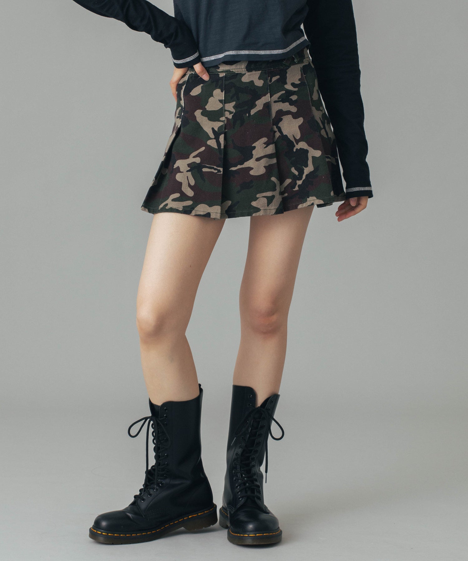 LOW RISE HIP LOGO MINI SKIRT