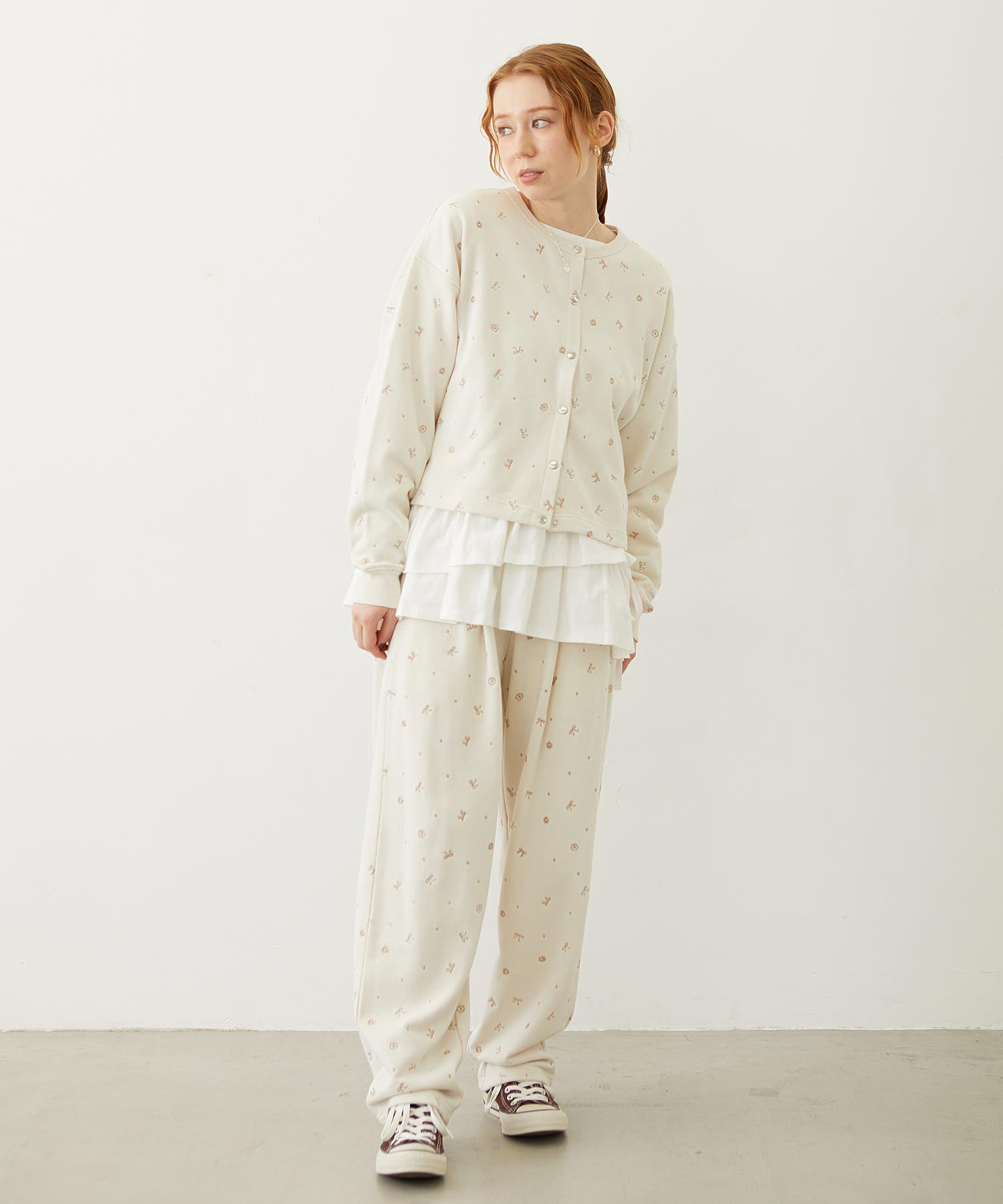 EMBROIDERY TUCK SWEAT PANTS