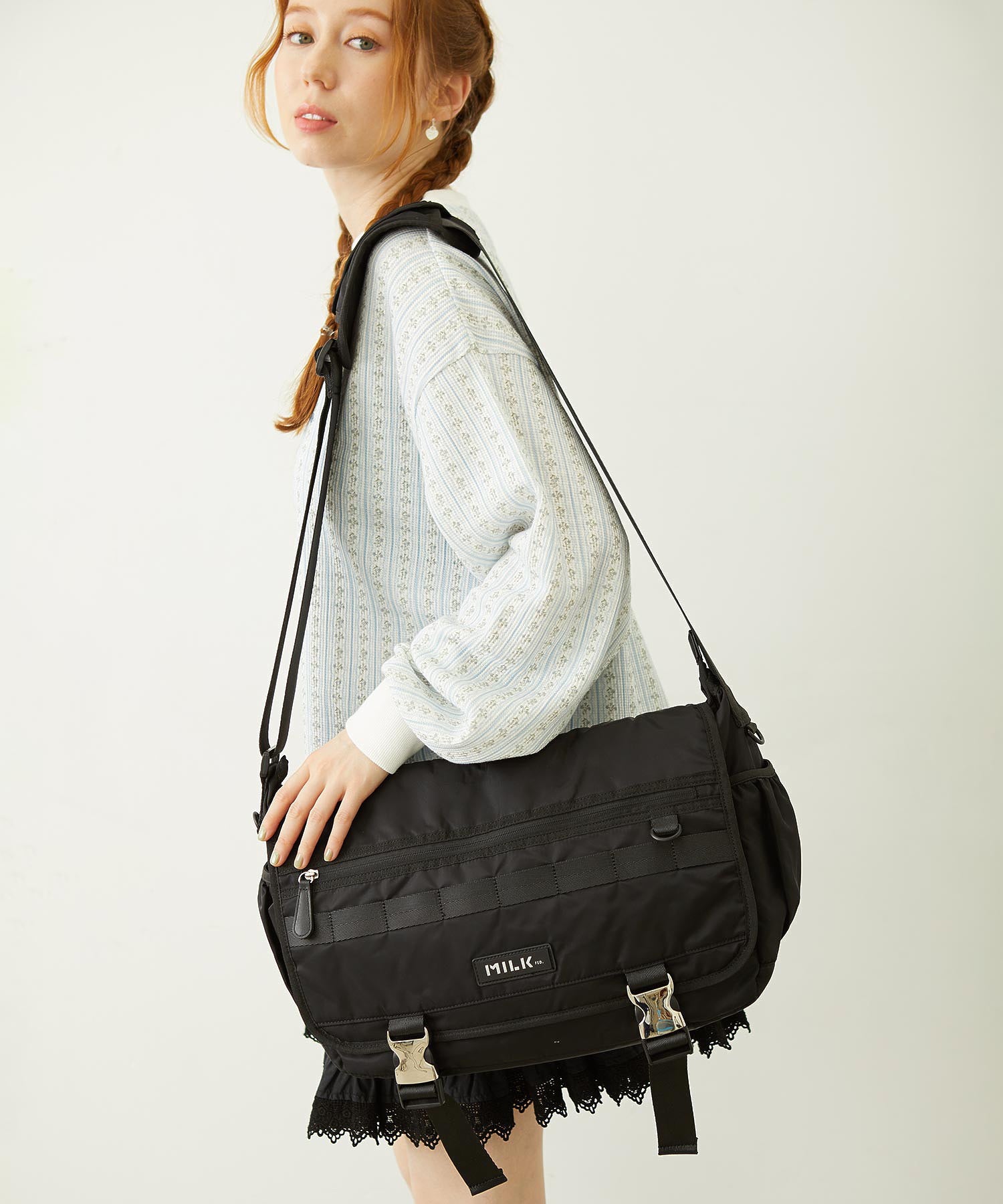 LOGO PLATE MESSENGER BAG MILKFED.