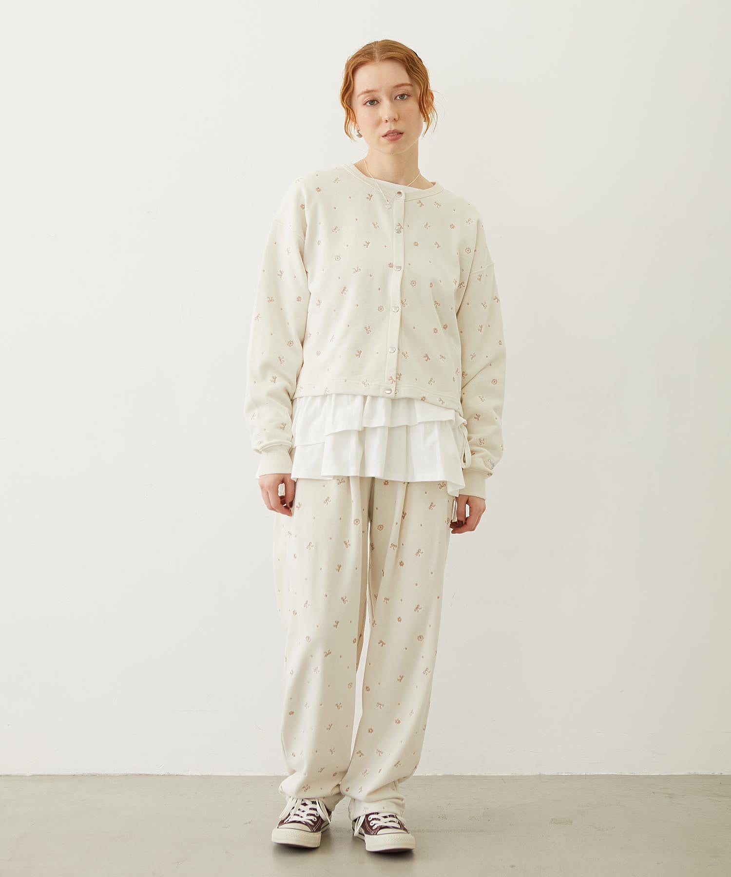 EMBROIDERY TUCK SWEAT PANTS