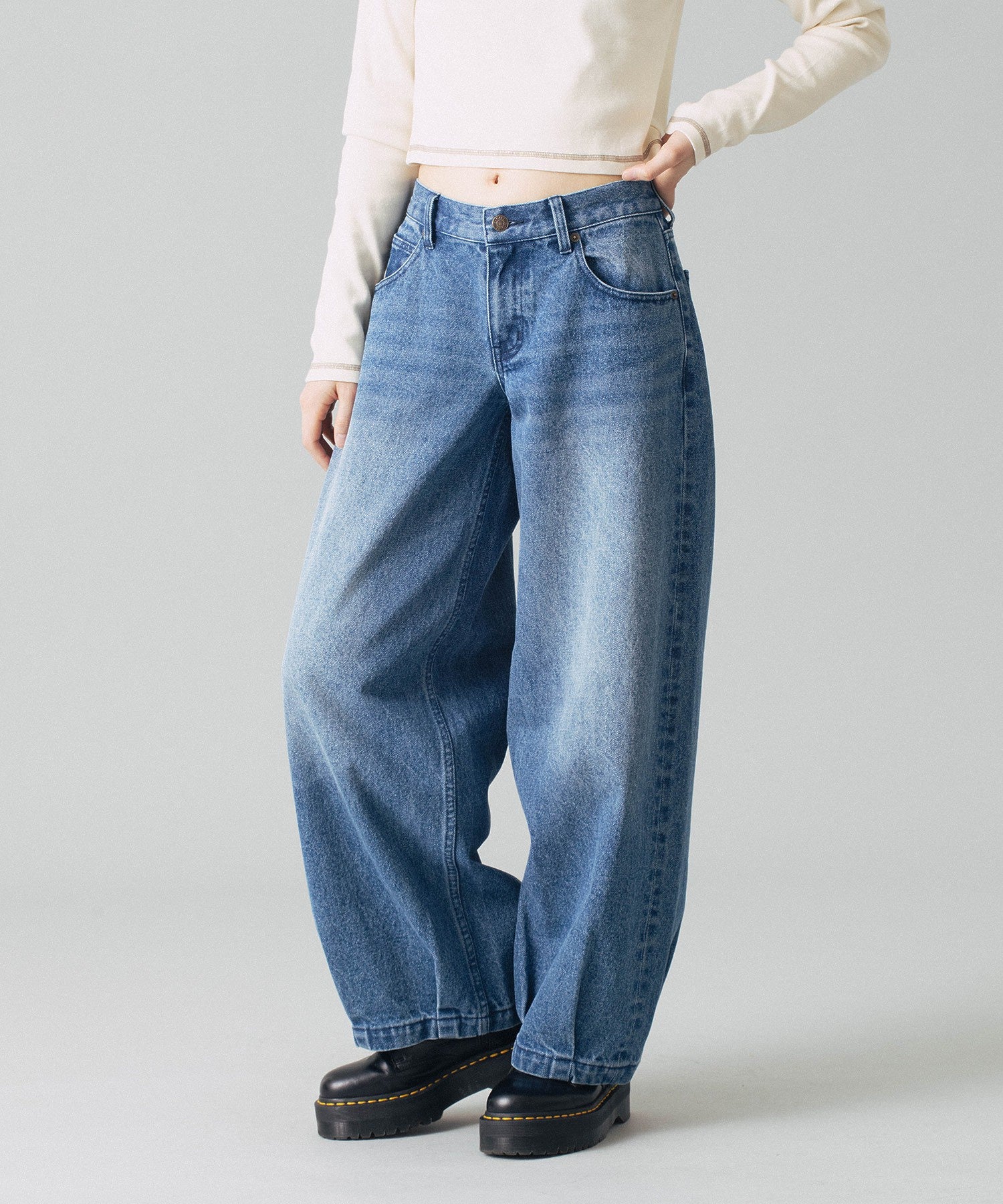 LOW RISE HEM TUCK DENIM PANTS