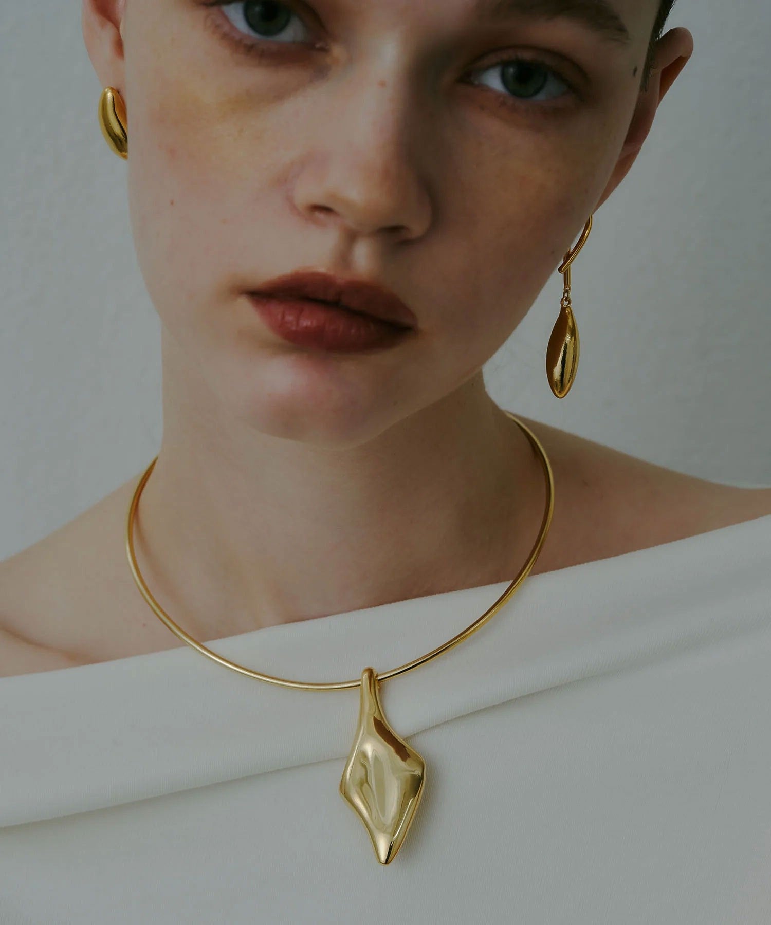 loni/LEAF PLATE CHOKER