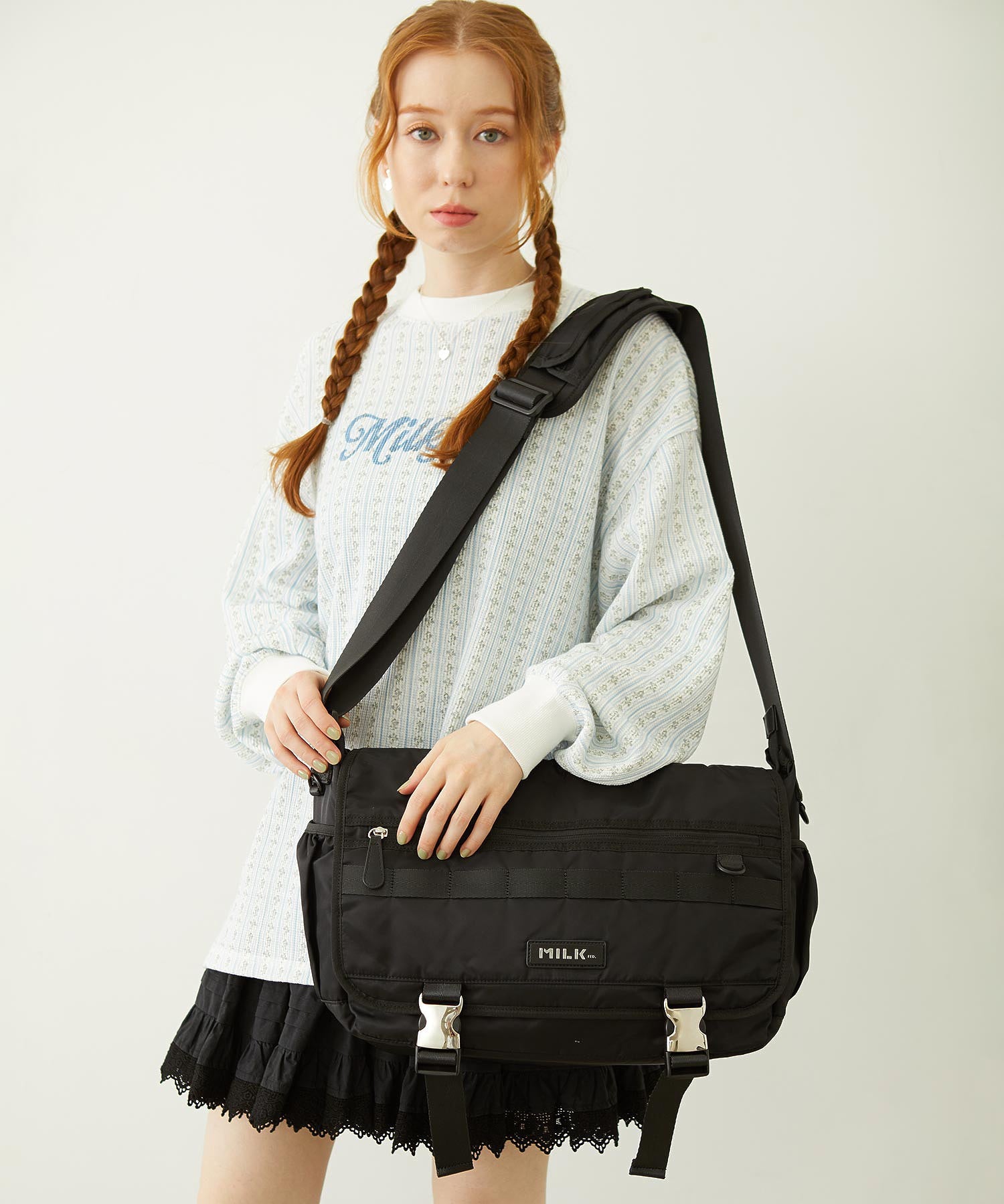 LOGO PLATE MESSENGER BAG MILKFED.