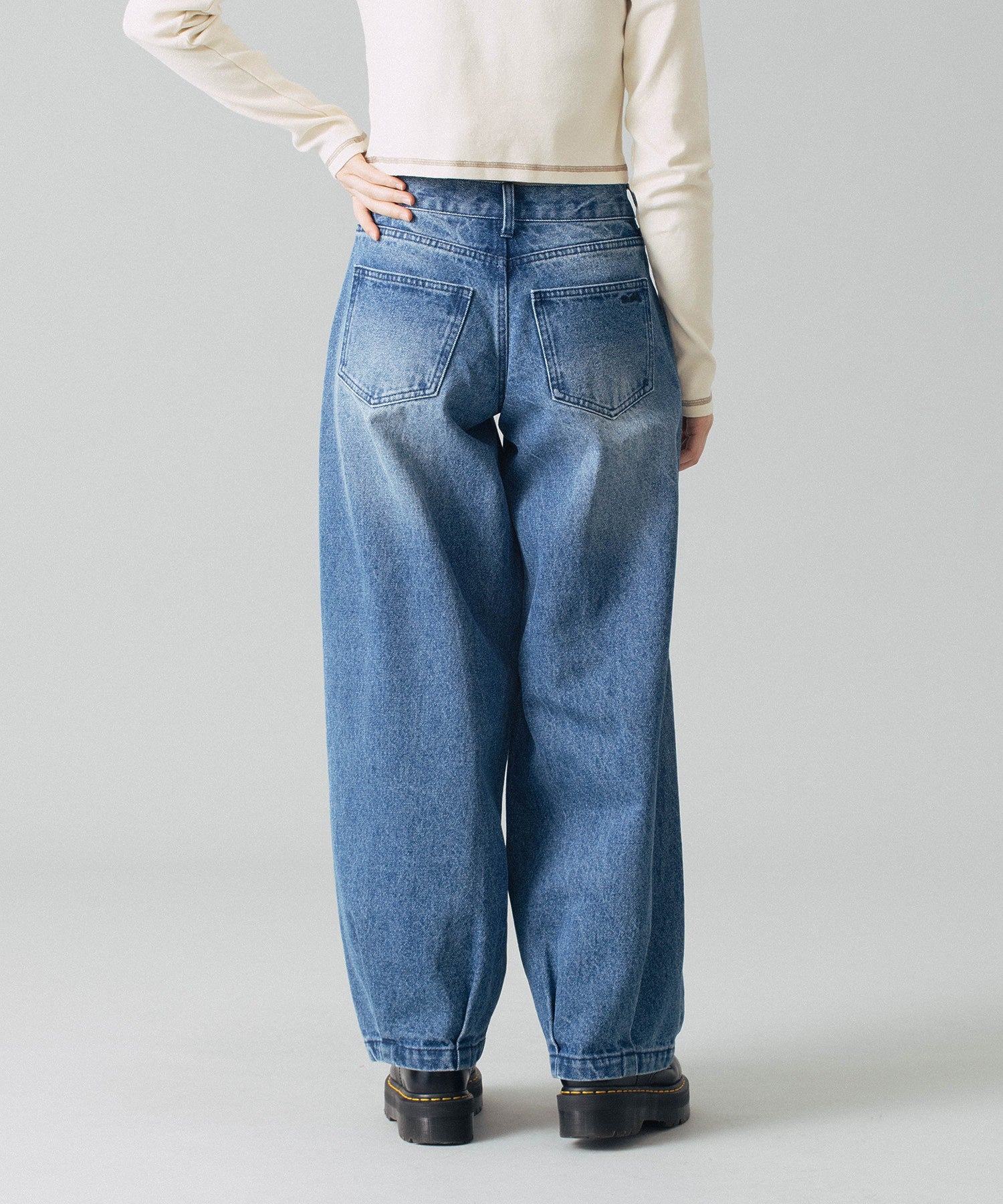 LOW RISE HEM TUCK DENIM PANTS