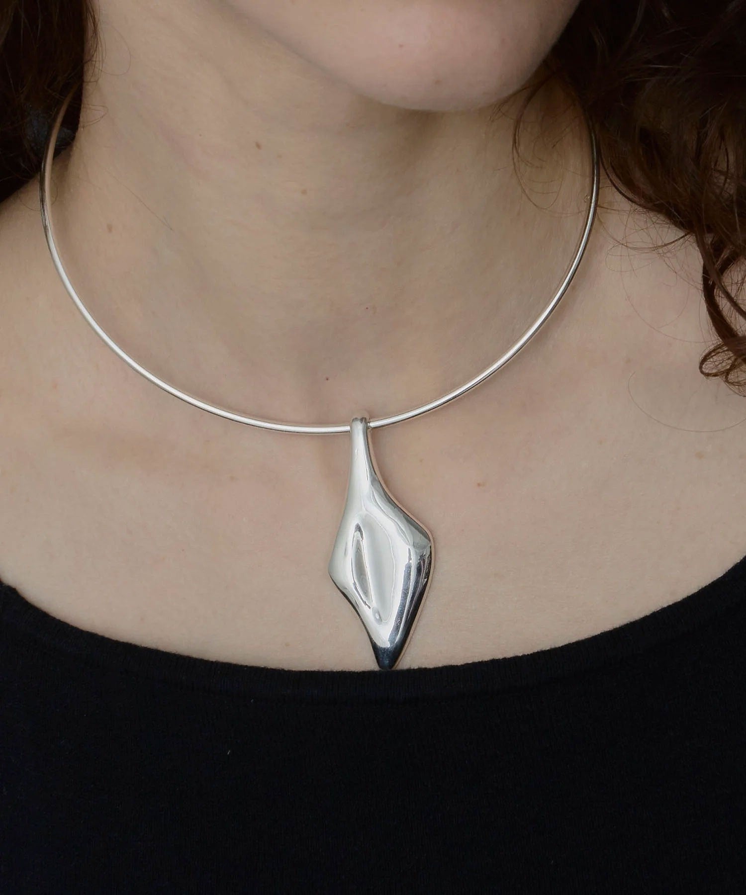 loni/LEAF PLATE CHOKER