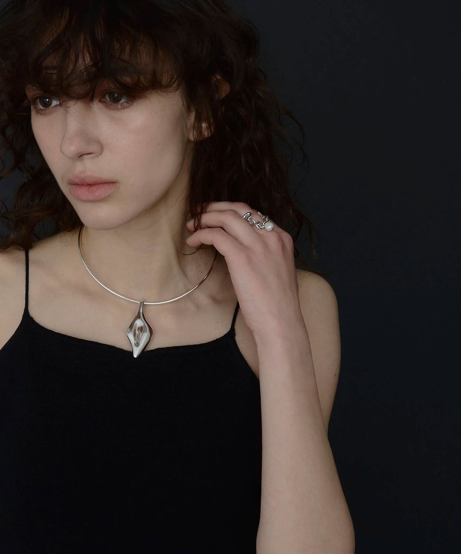 loni/LEAF PLATE CHOKER