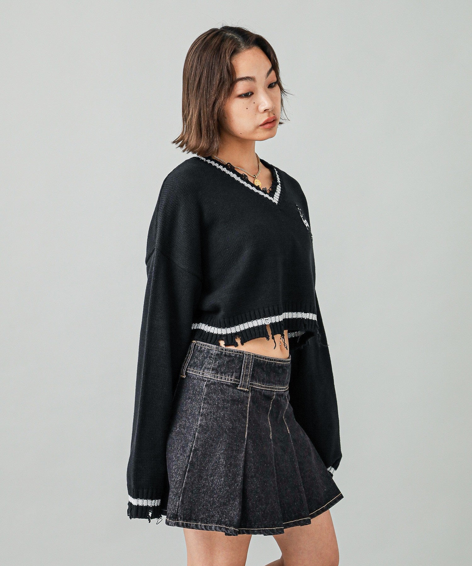 EMBLEM V-NECK KNIT TOP