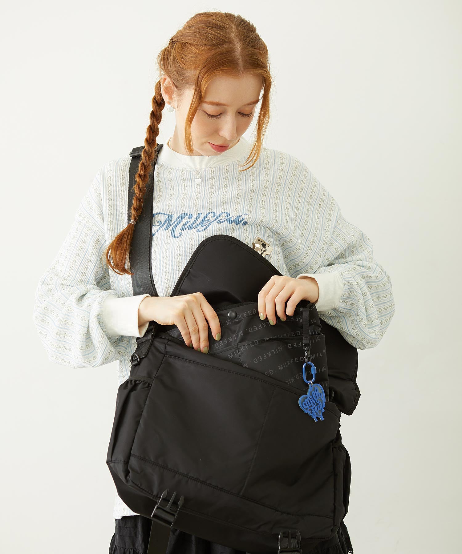 LOGO PLATE MESSENGER BAG MILKFED.