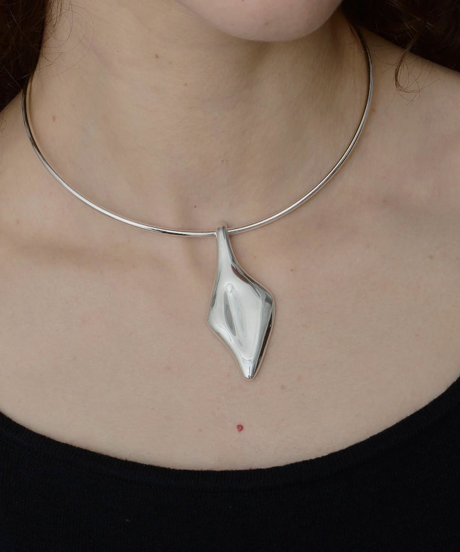 loni/LEAF PLATE CHOKER