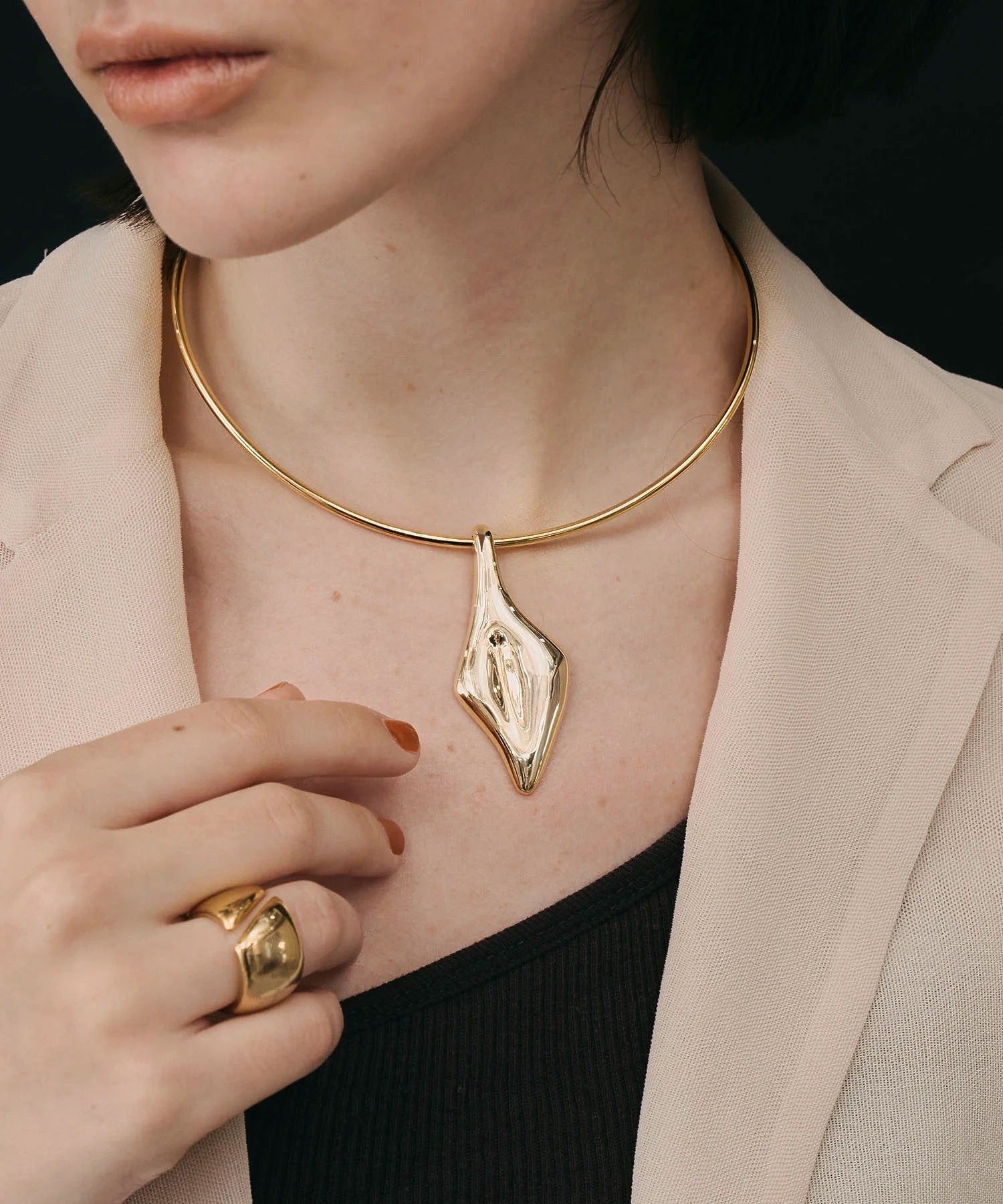 loni/LEAF PLATE CHOKER