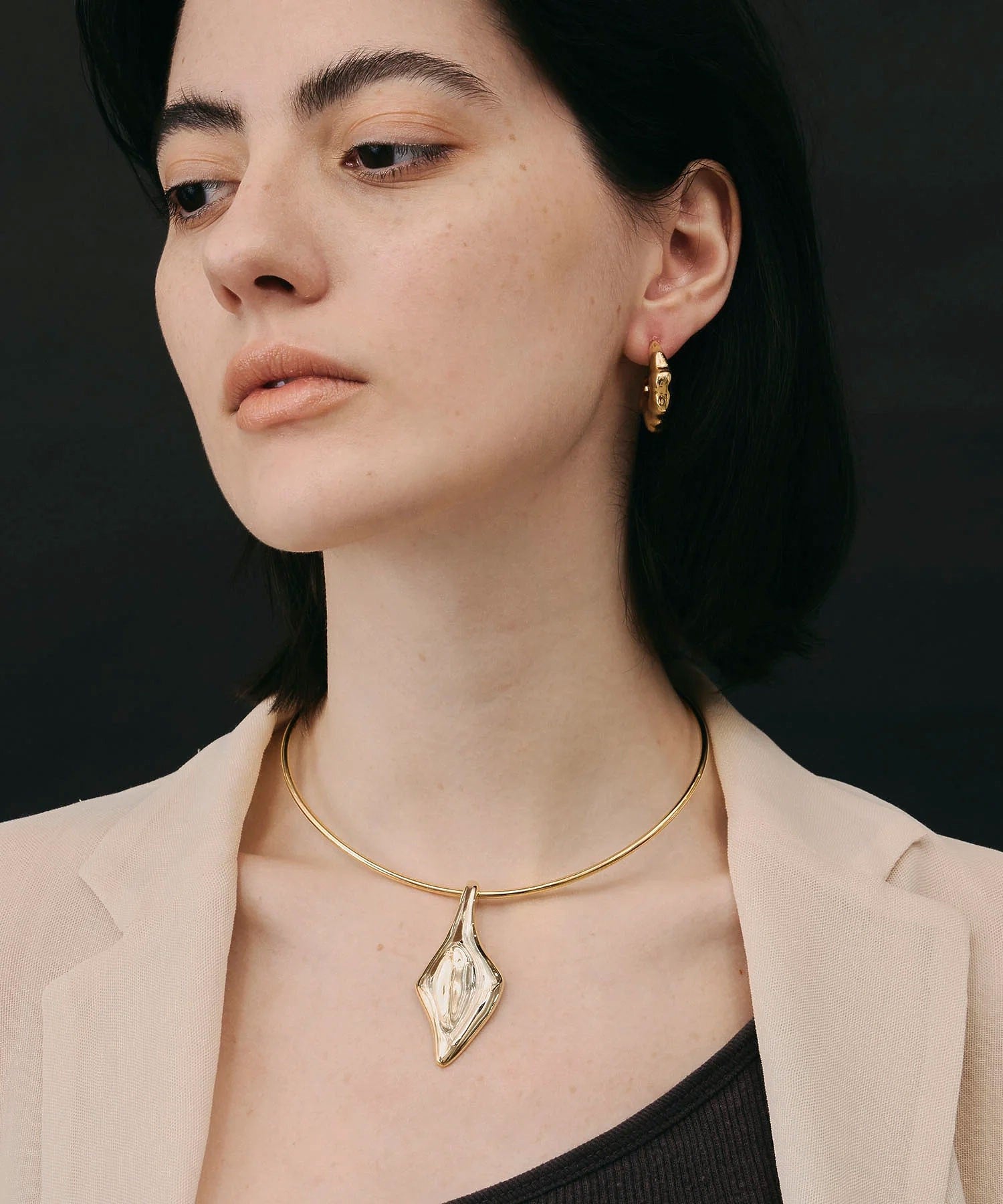 loni/LEAF PLATE CHOKER