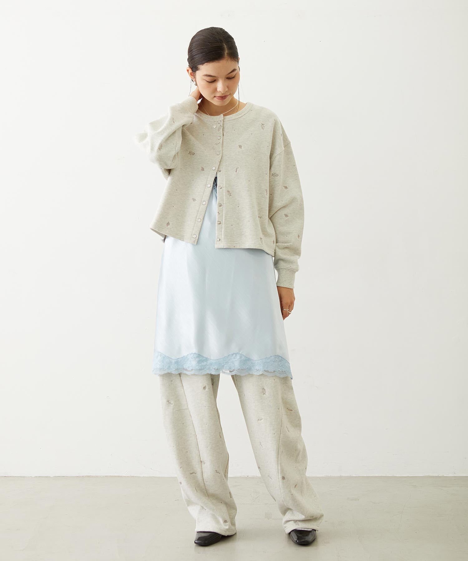 EMBROIDERED ROSE SWEAT WIDE PANTS