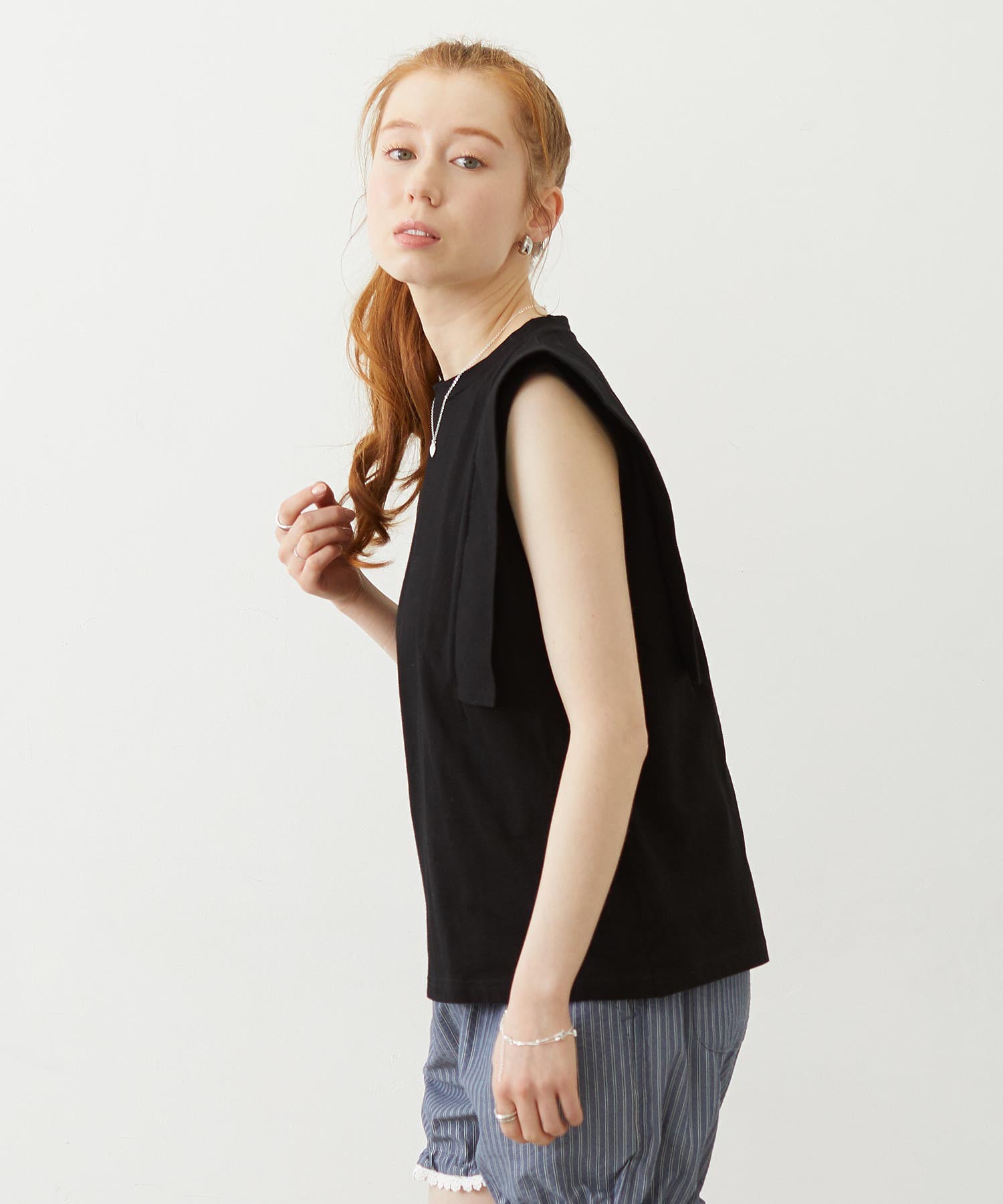 BOXY SLEEVELESS TOP
