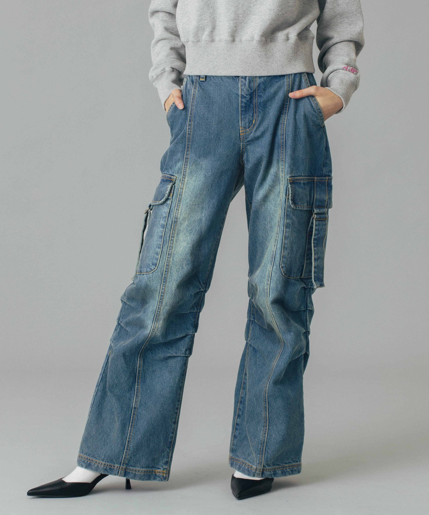 LOW RISE CARGO POCKET DENIM PANTS