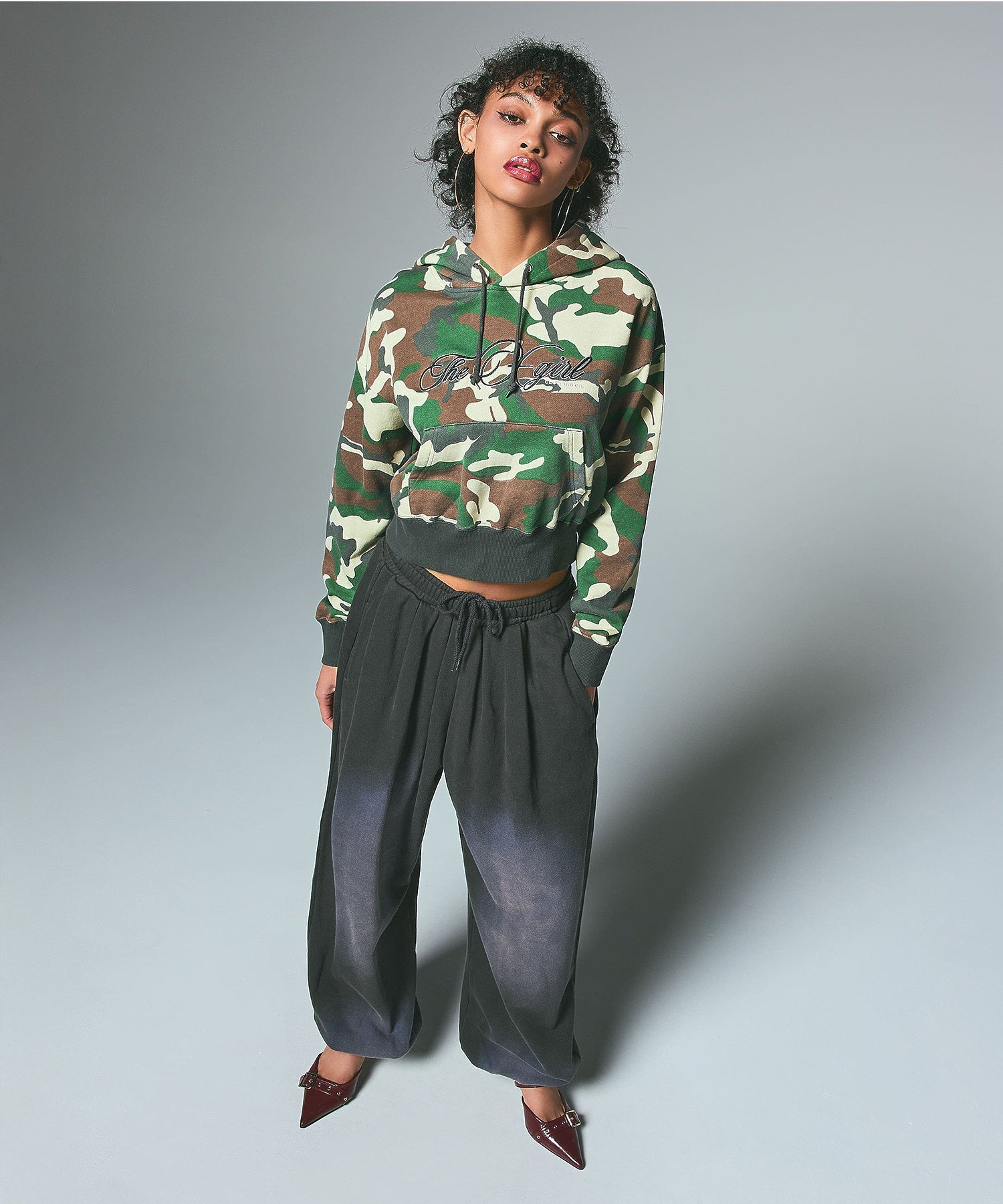 CURSIVE LOGO EMBROIDERY COMPACT SWEAT HOODIE