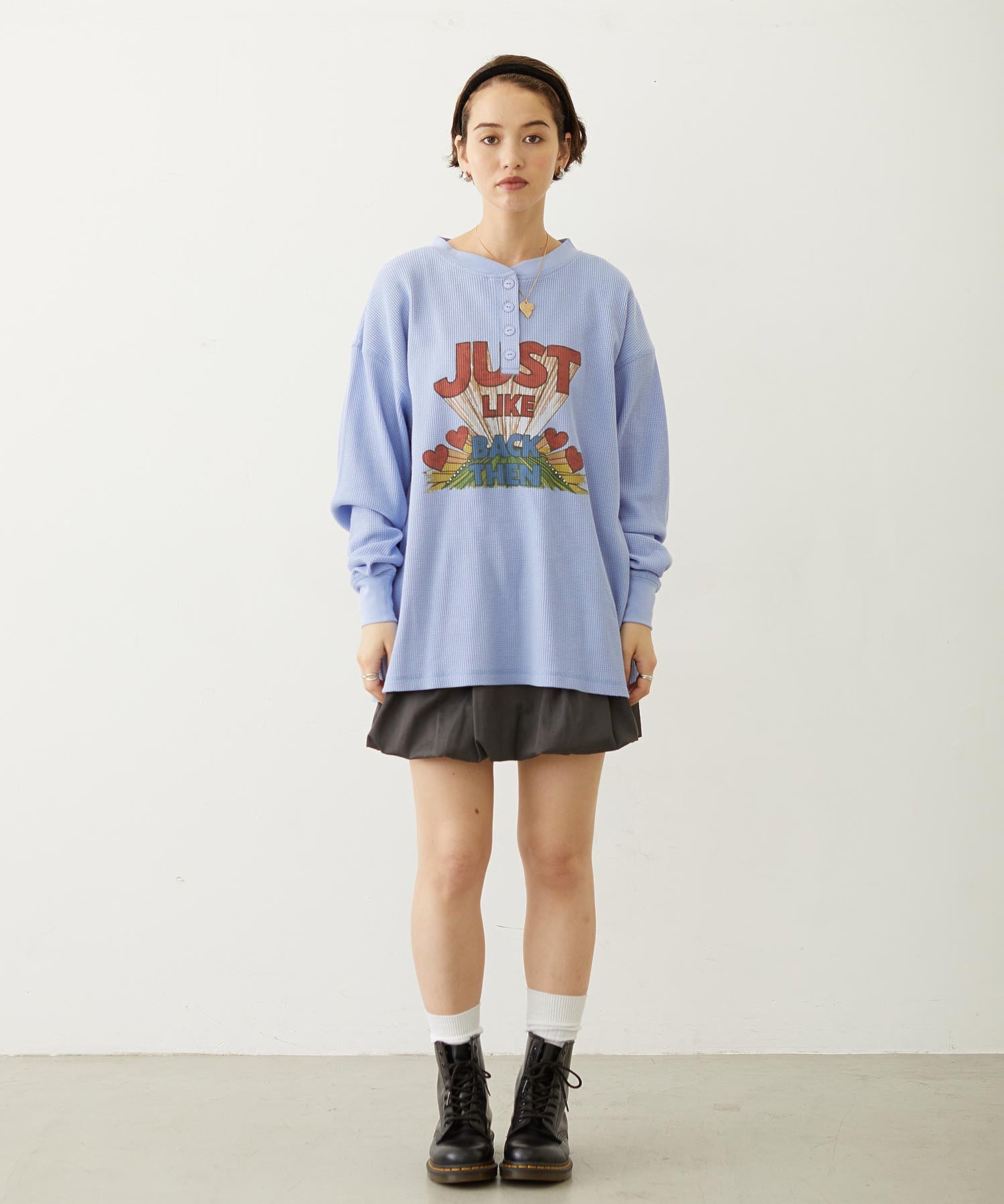 HENLEY NECK GRAPHIC L/S TOP