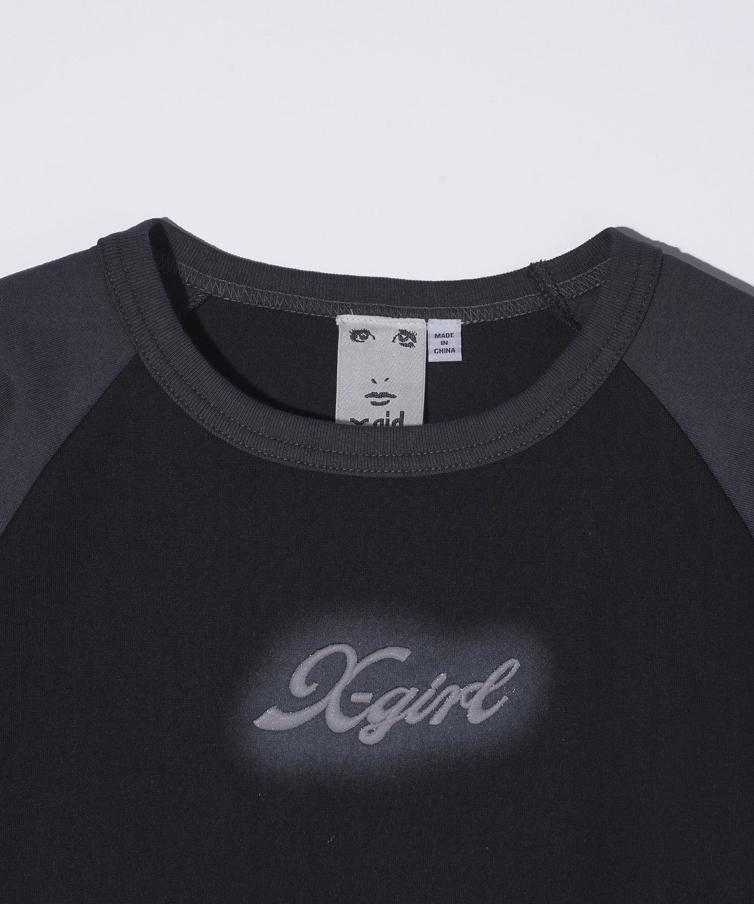 SPRAY PRINT AND EMBROIDERY S/S RAGLAN BABY TEE X-girl