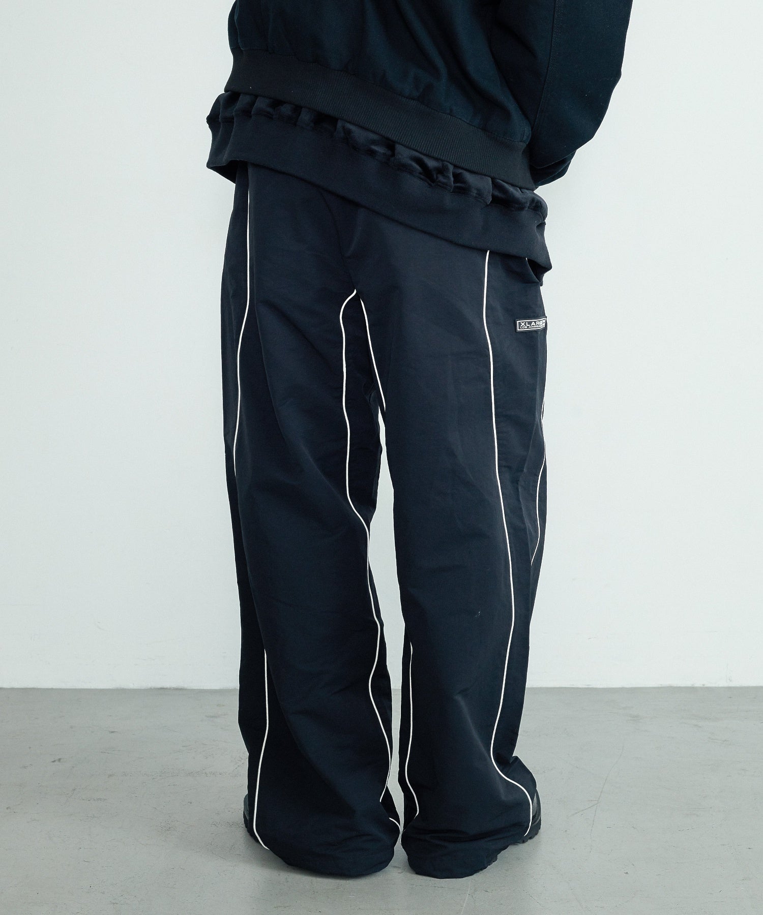 CURVED NYLON PANTS