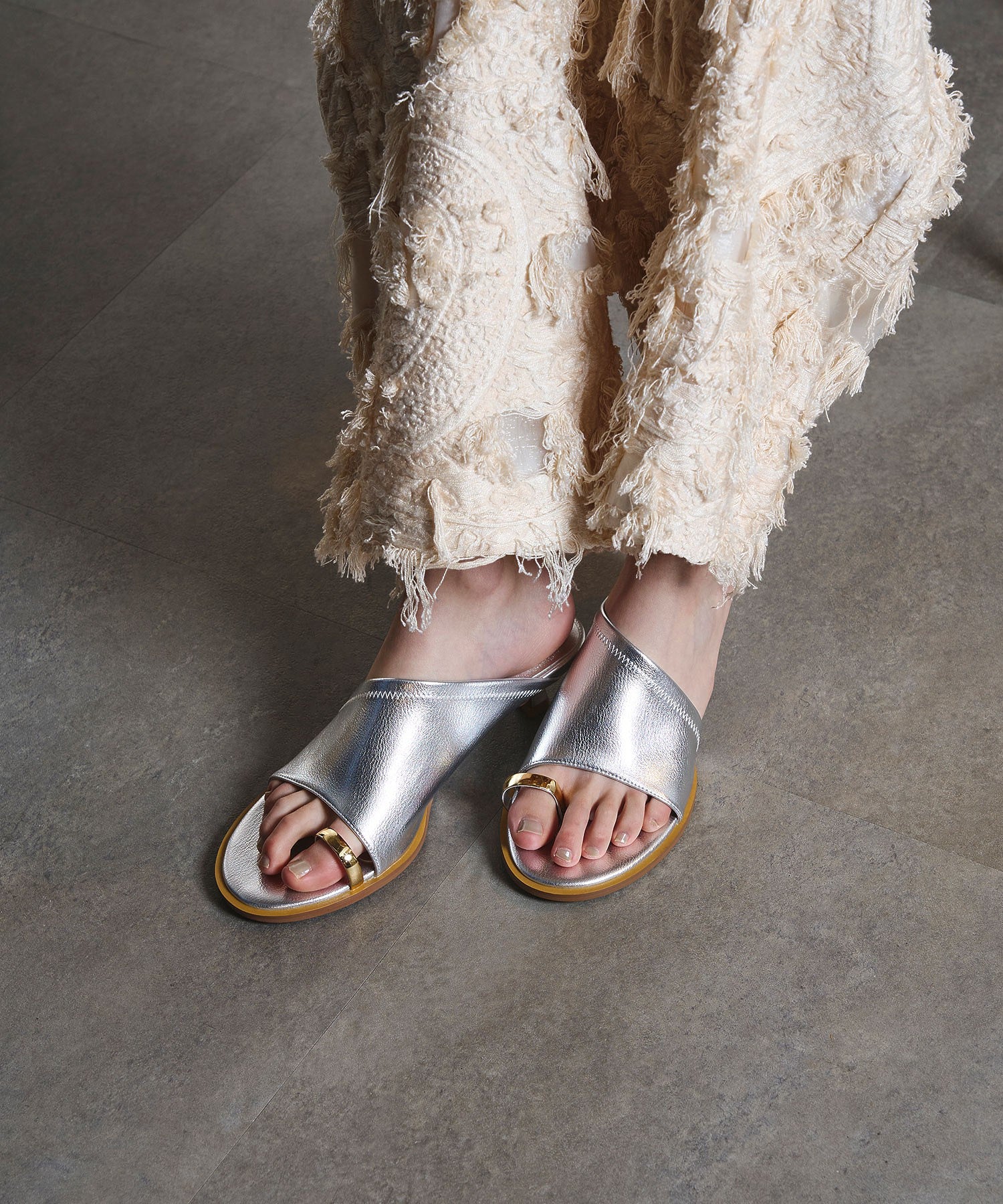 LE VERNIS/TOE RING SANDALS