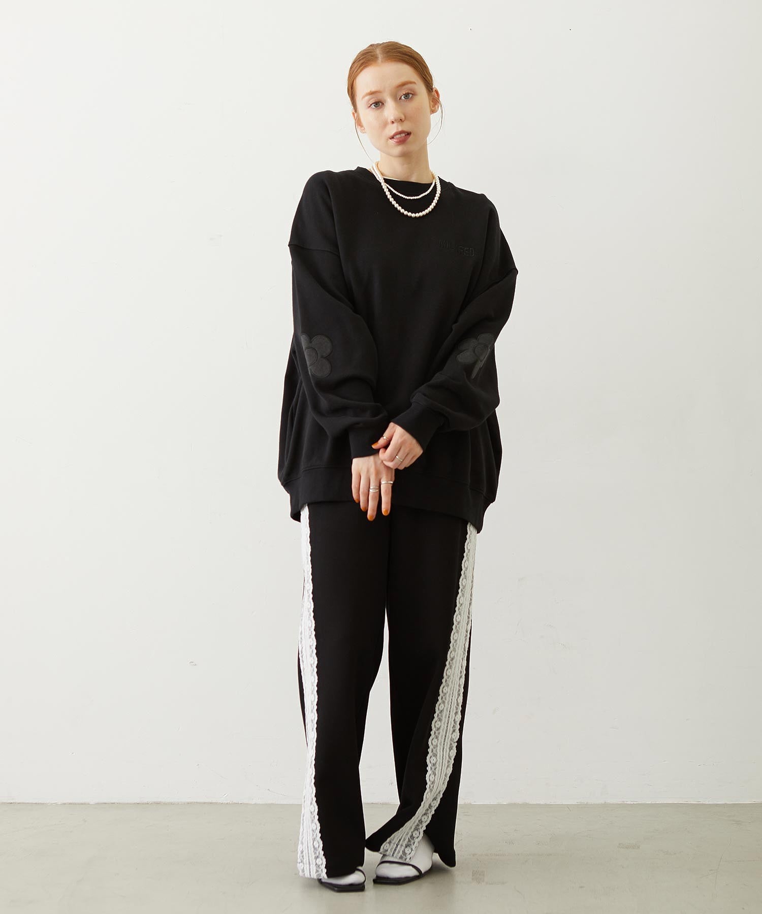 FLOWER ELBOW PATCH SWEAT TOP