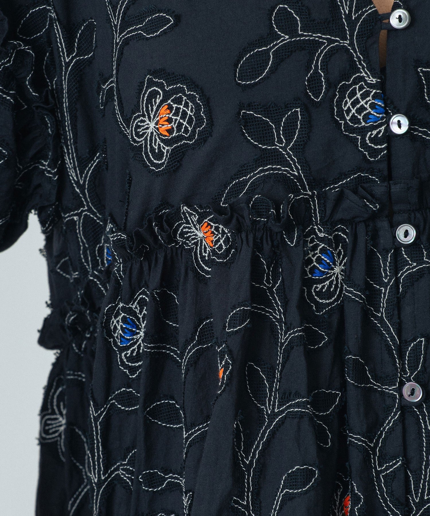 mag.by c/FLOWER EMBROIDERY MINI DRESS