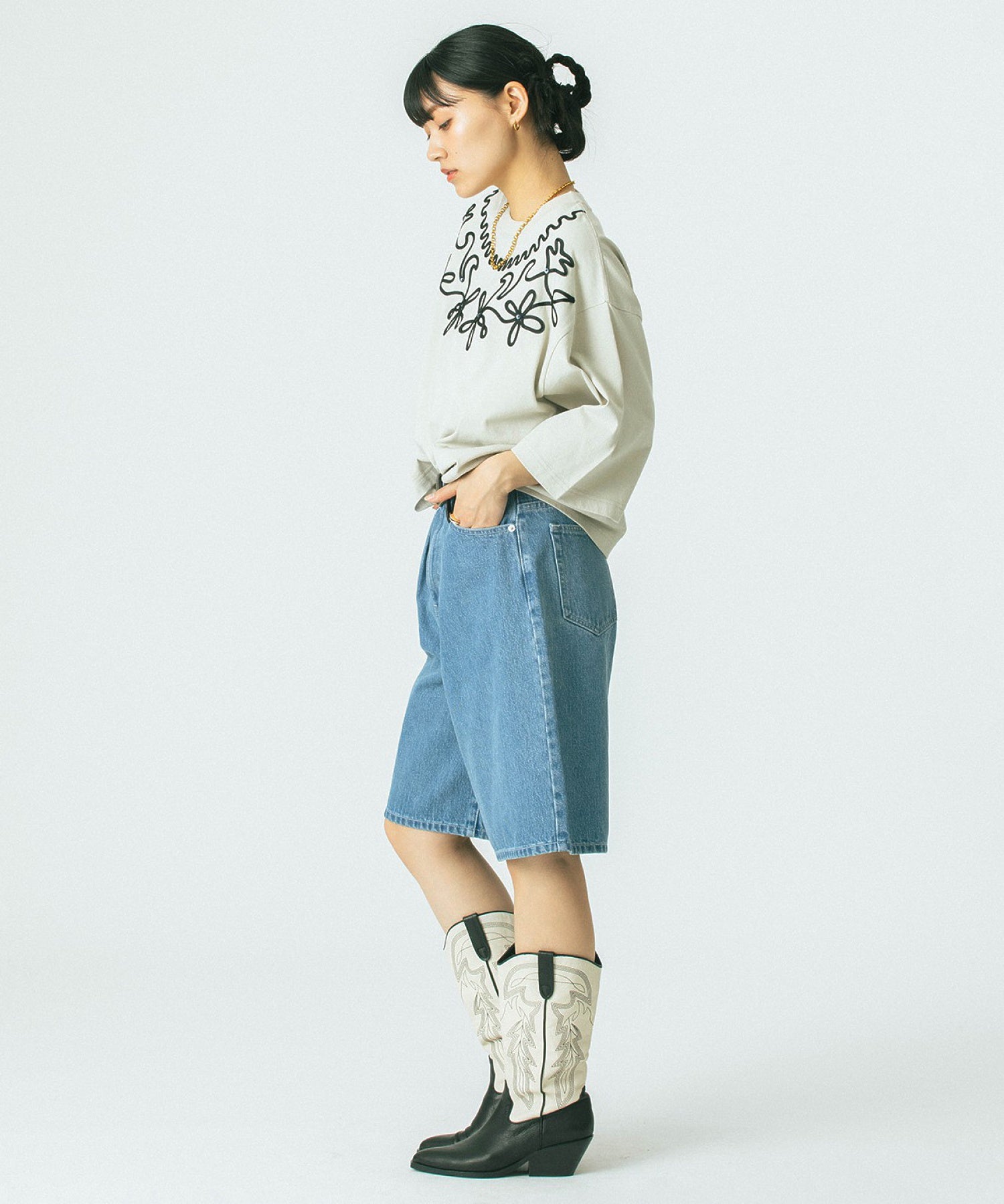 mag.by c/EMBROIDERY H/S TEE