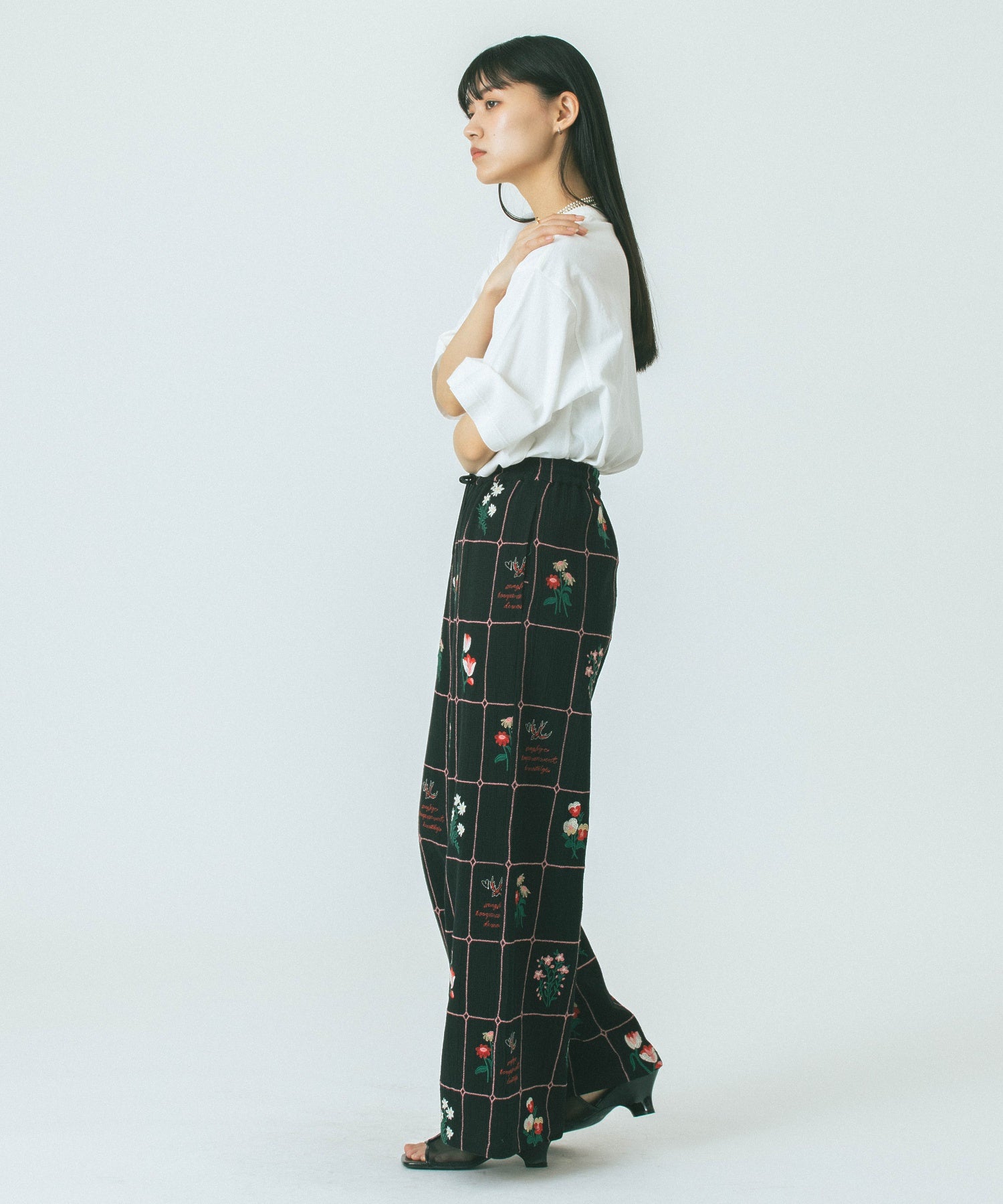mag.by c/FLOWER EMBROIDERY PANTS