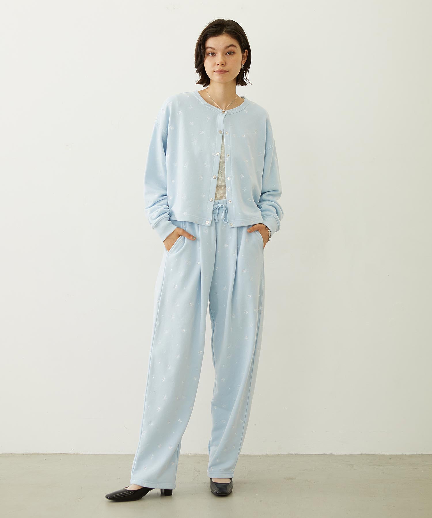 EMBROIDERY TUCK SWEAT PANTS