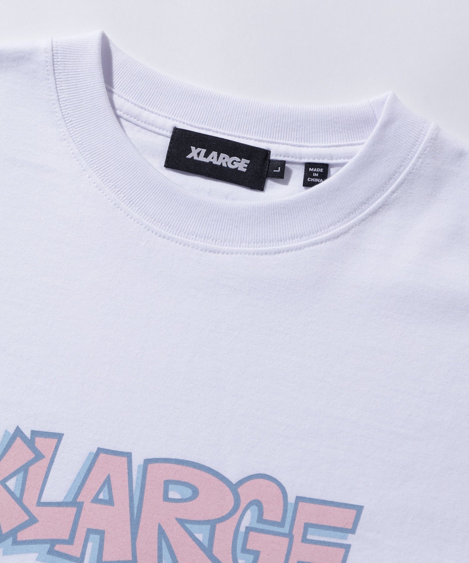 XLARGE×KEVIN LYONS S/S TEXT LOGO TEE