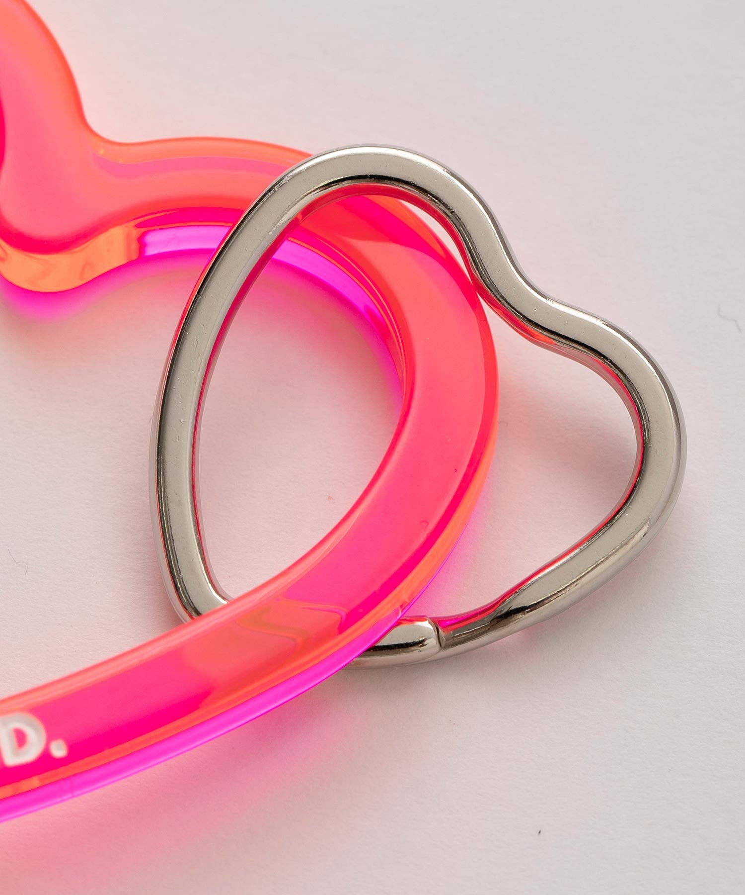 NEO NEON HEART CARABINER MILKFED.