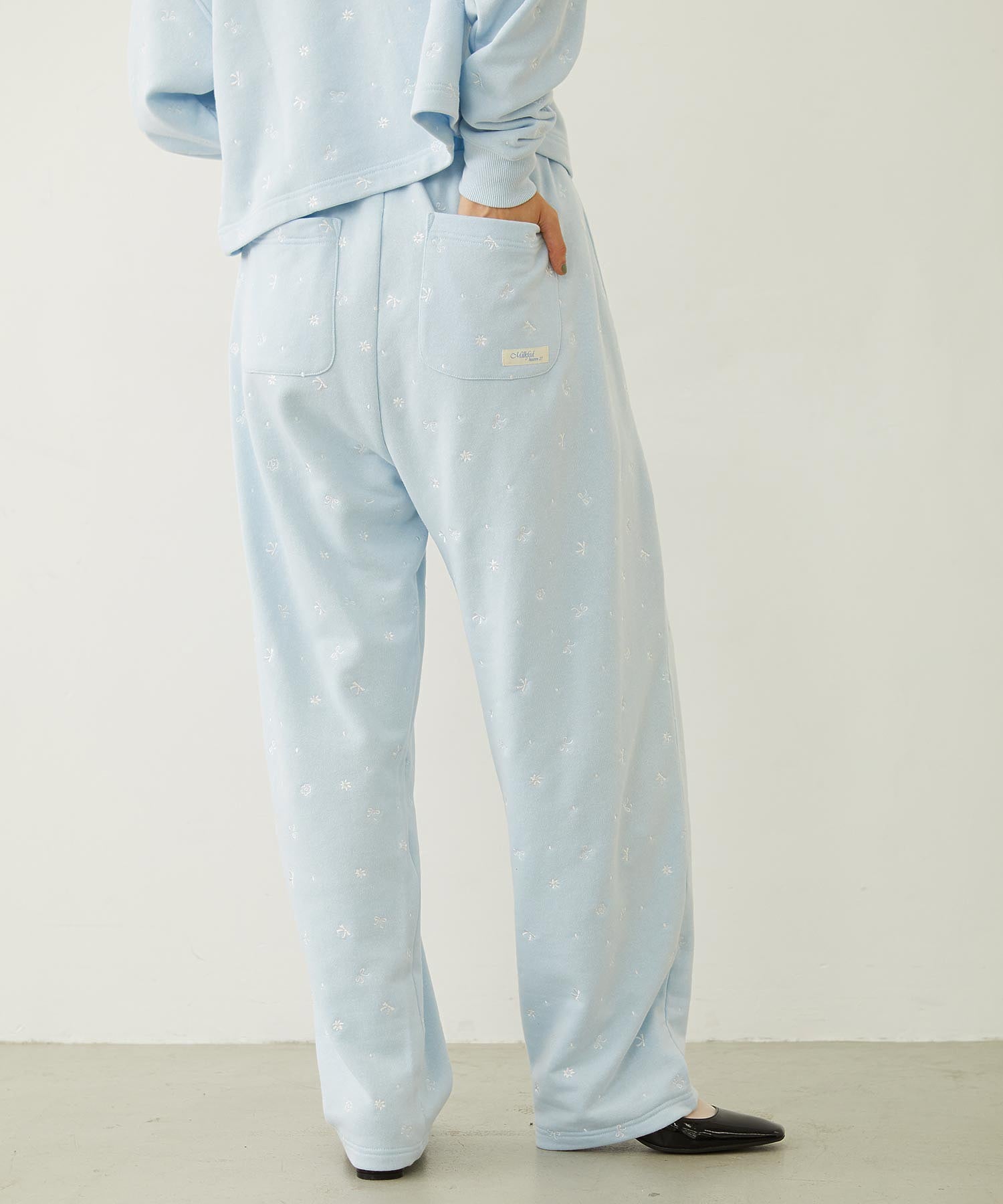 EMBROIDERY TUCK SWEAT PANTS