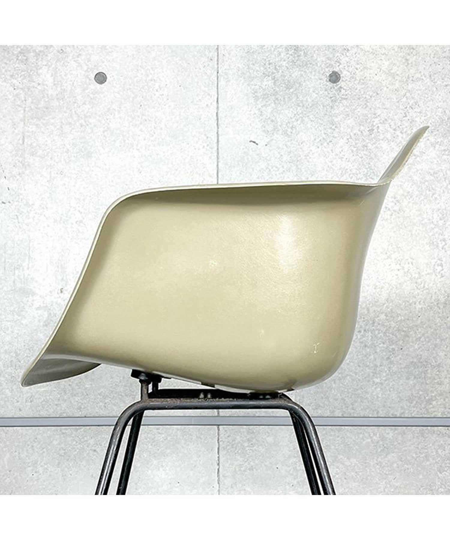 HermanMiller Arm Shell / Raw Umber