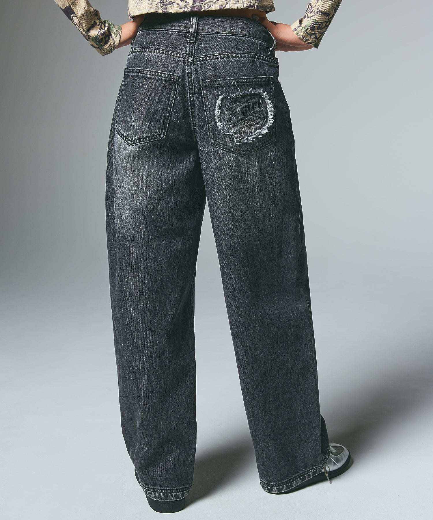 LOGO POCKET LOOSE DENIM PANTS