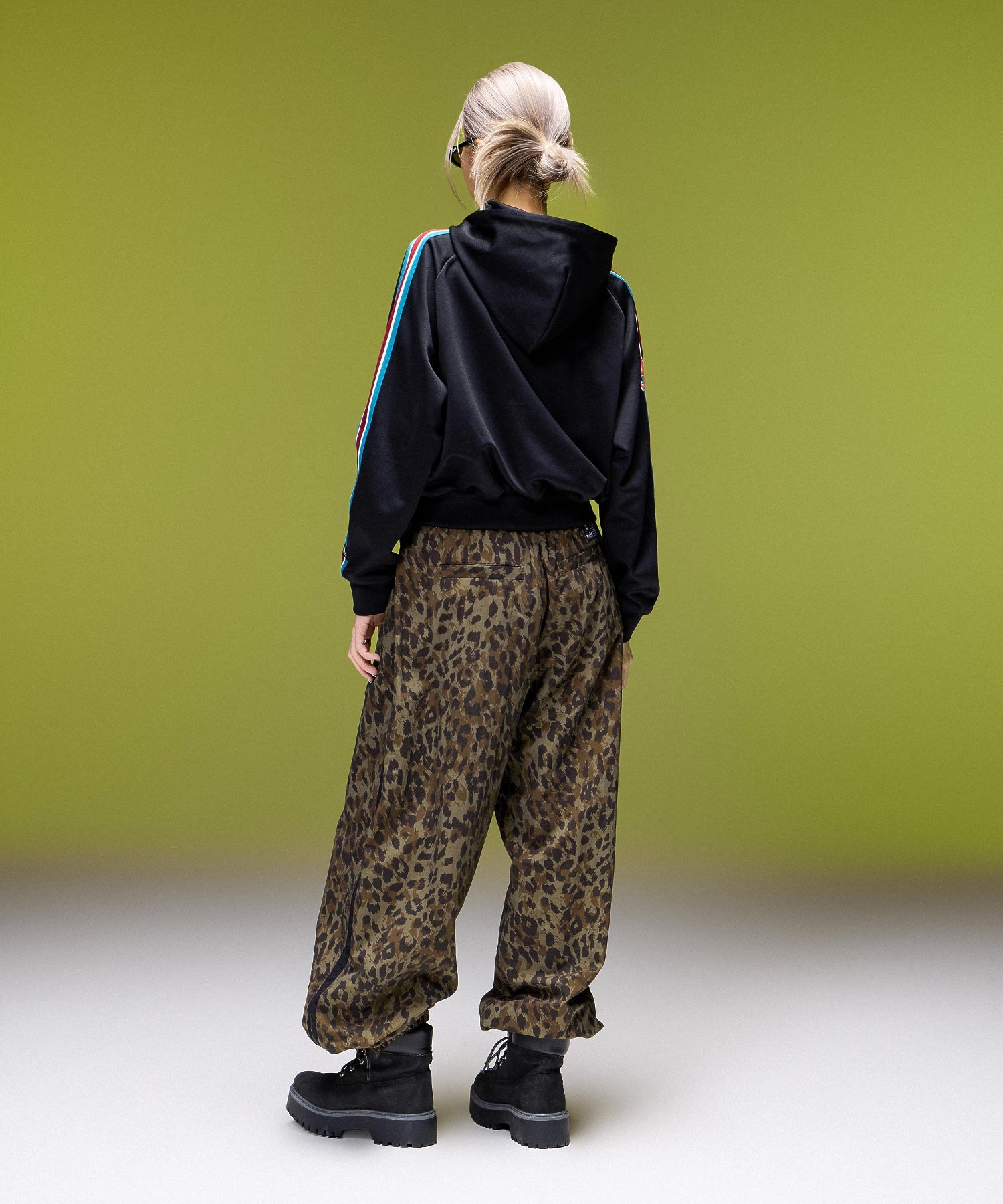 FACE LABEL LOOSE FIT TRAINING PANTS