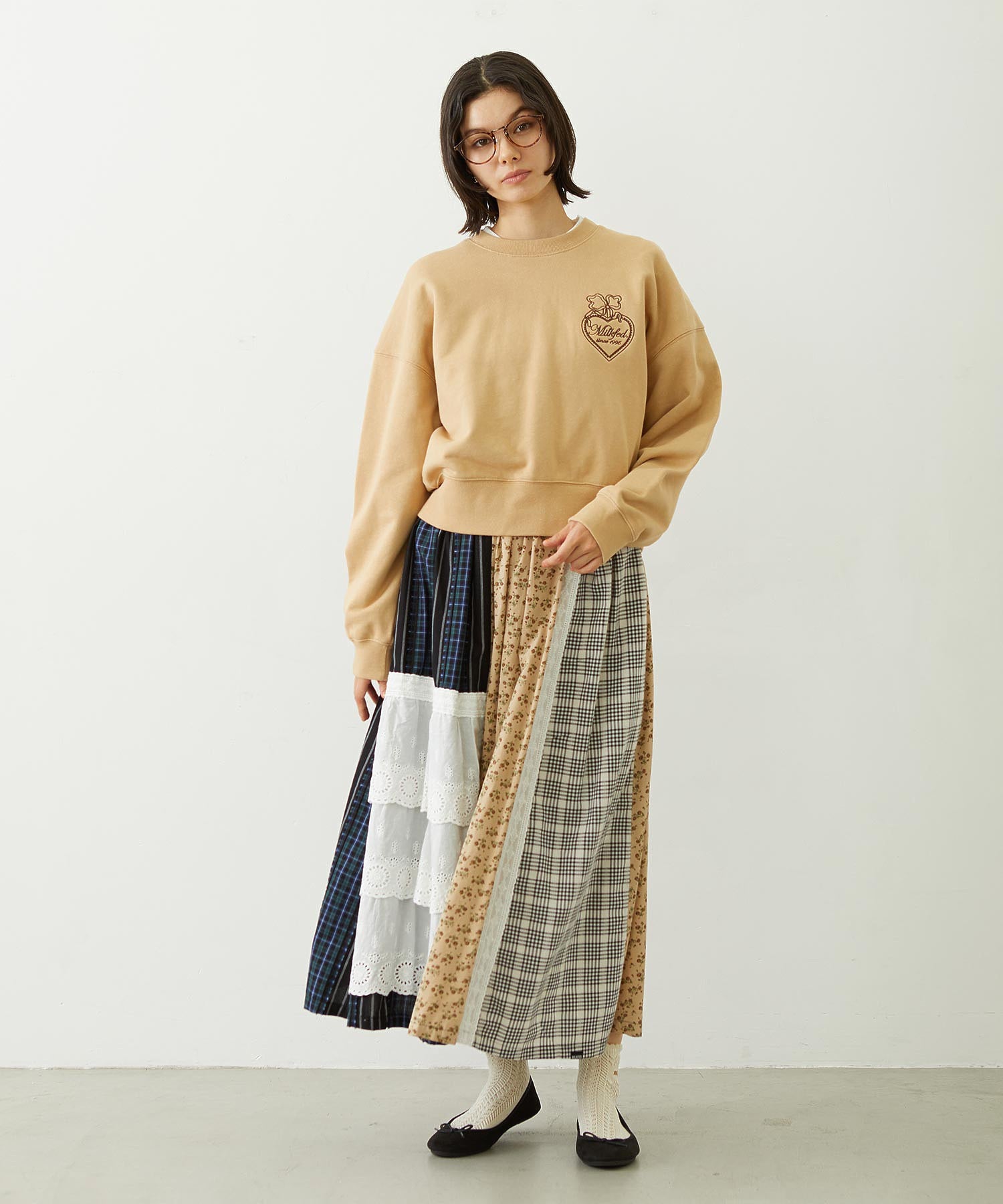 HEART RIBBON EMBLEM SHORT CREW SWEAT