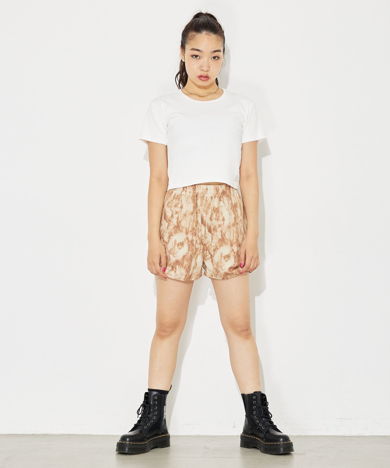 model:富樫かなえ H:161cm 着用サイズ:M ※商品の色味の目安は、商品単体の画像をご参照ください。