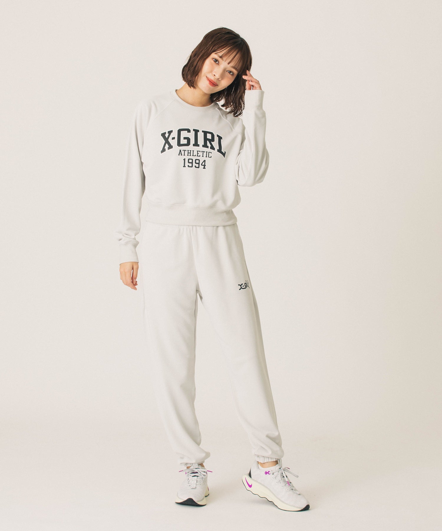 COLLEGE LOGO SHORT CREWNECK SWEATSHIRT