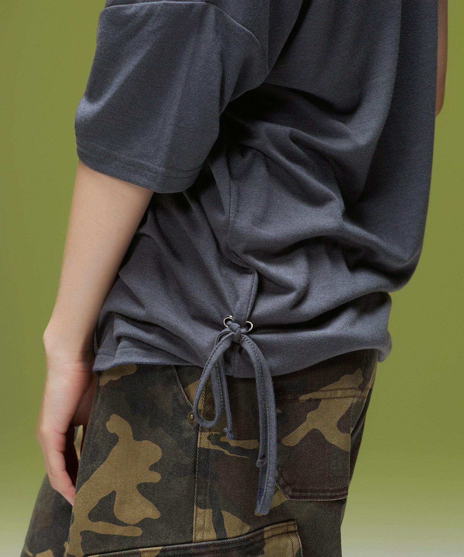 RIBBONED HEM FADED LOGO S/S TEE