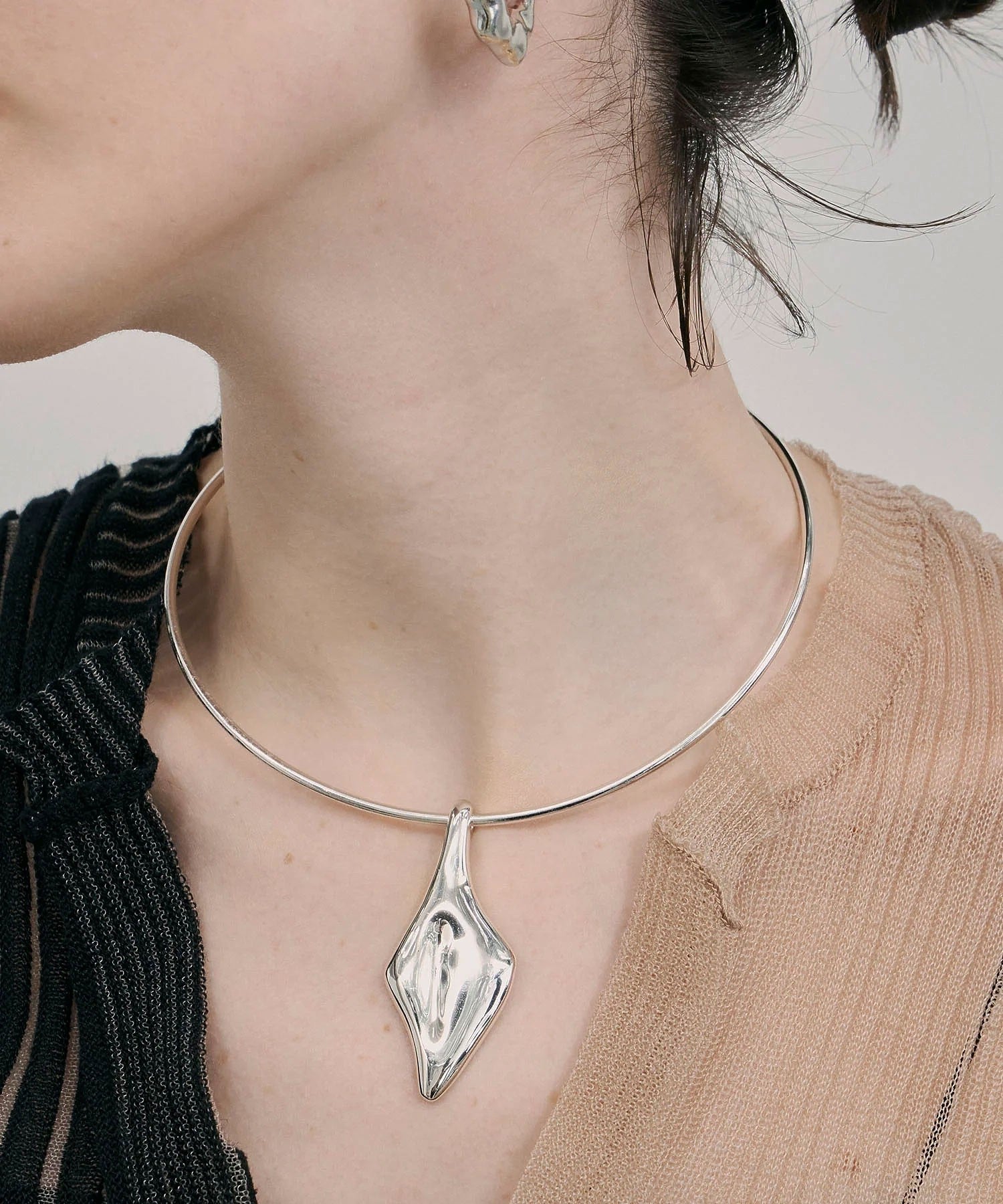 loni/LEAF PLATE CHOKER