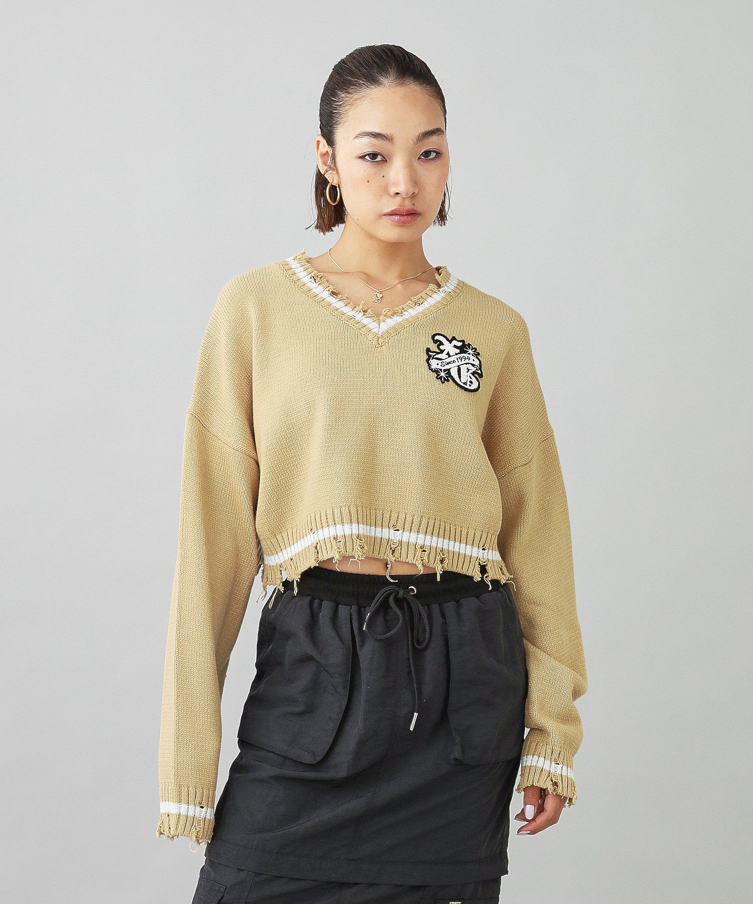 EMBLEM V-NECK KNIT TOP