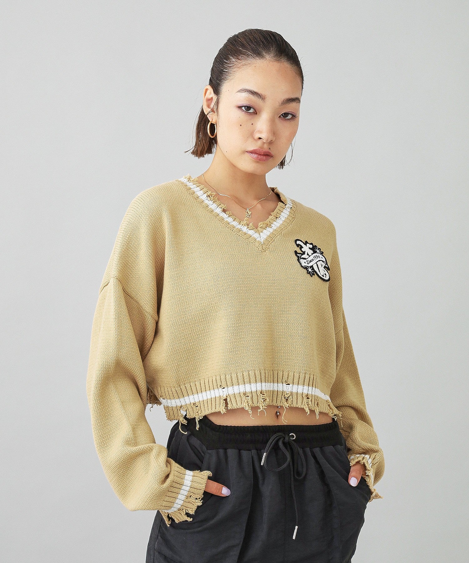 EMBLEM V-NECK KNIT TOP