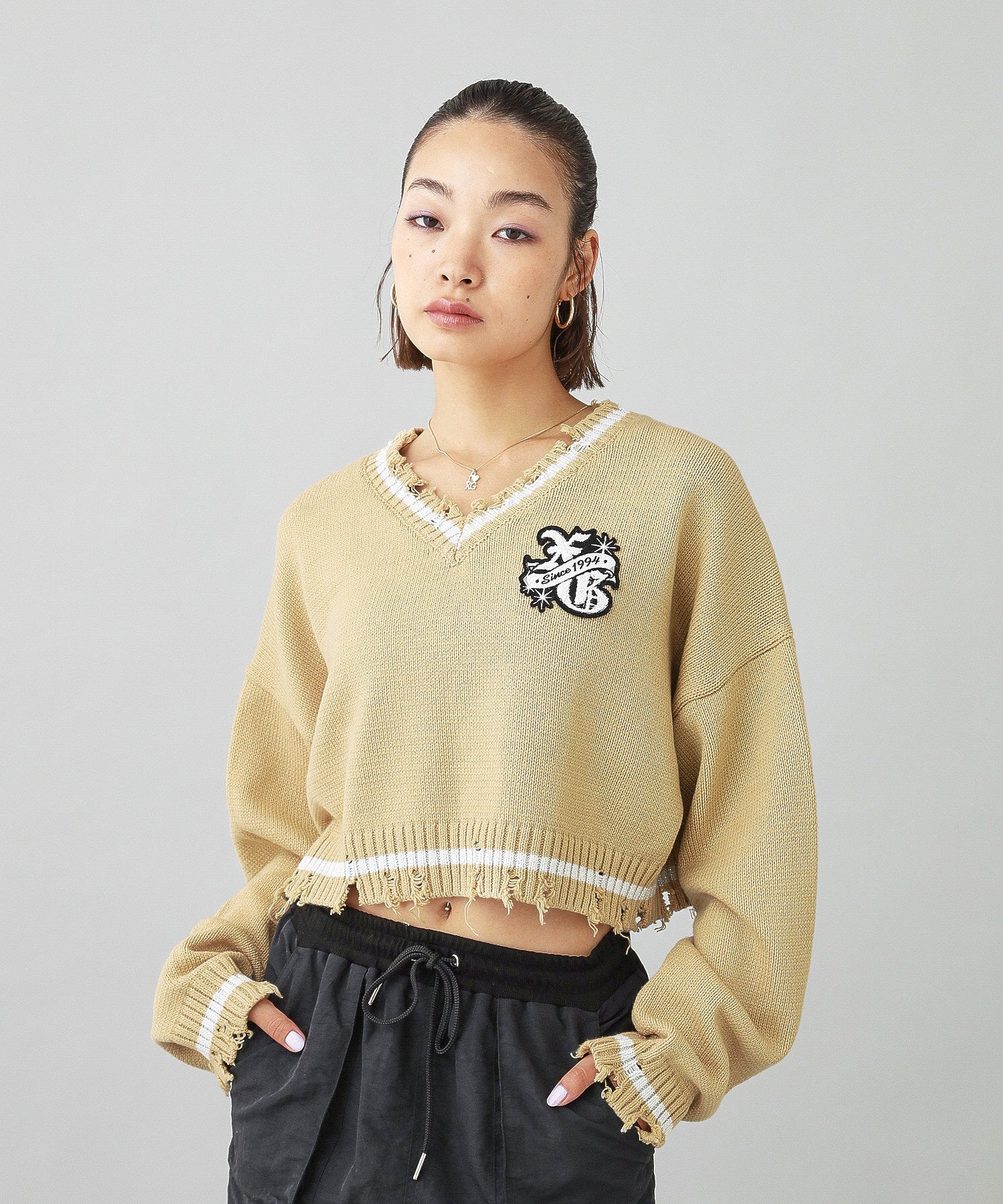 EMBLEM V-NECK KNIT TOP