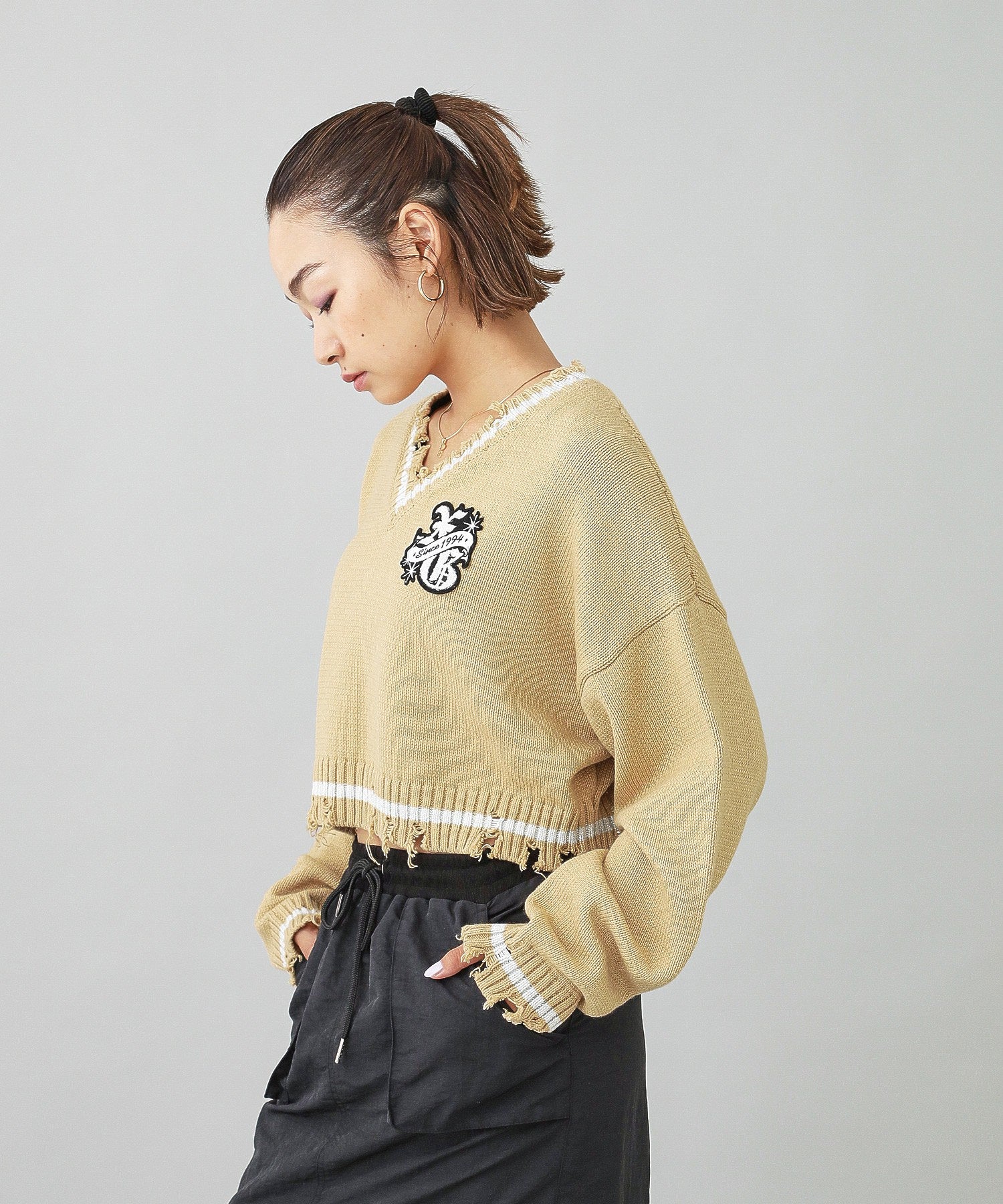 EMBLEM V-NECK KNIT TOP